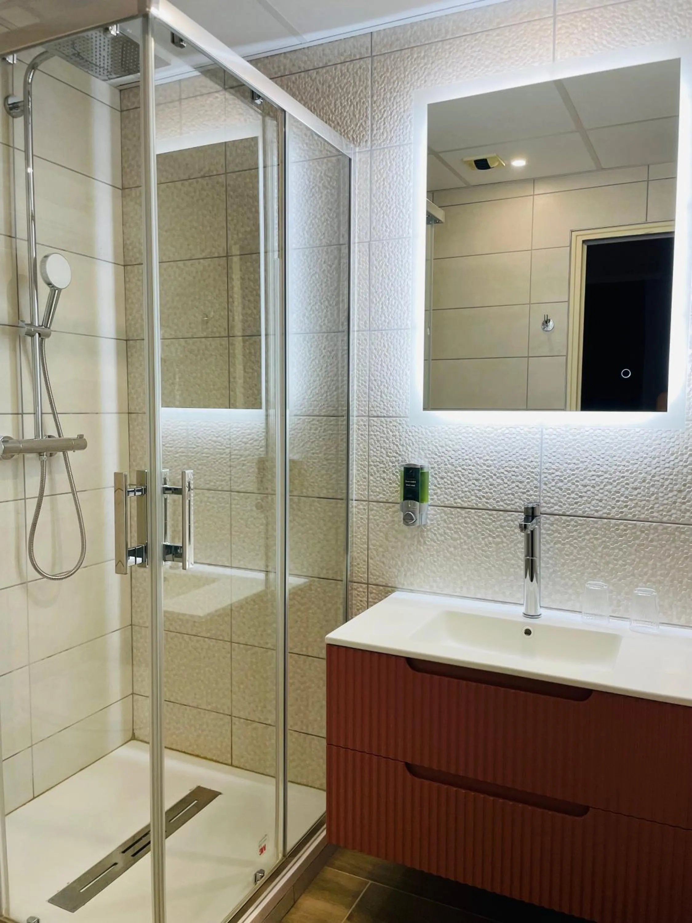 Shower in Brit Hotel Acacias