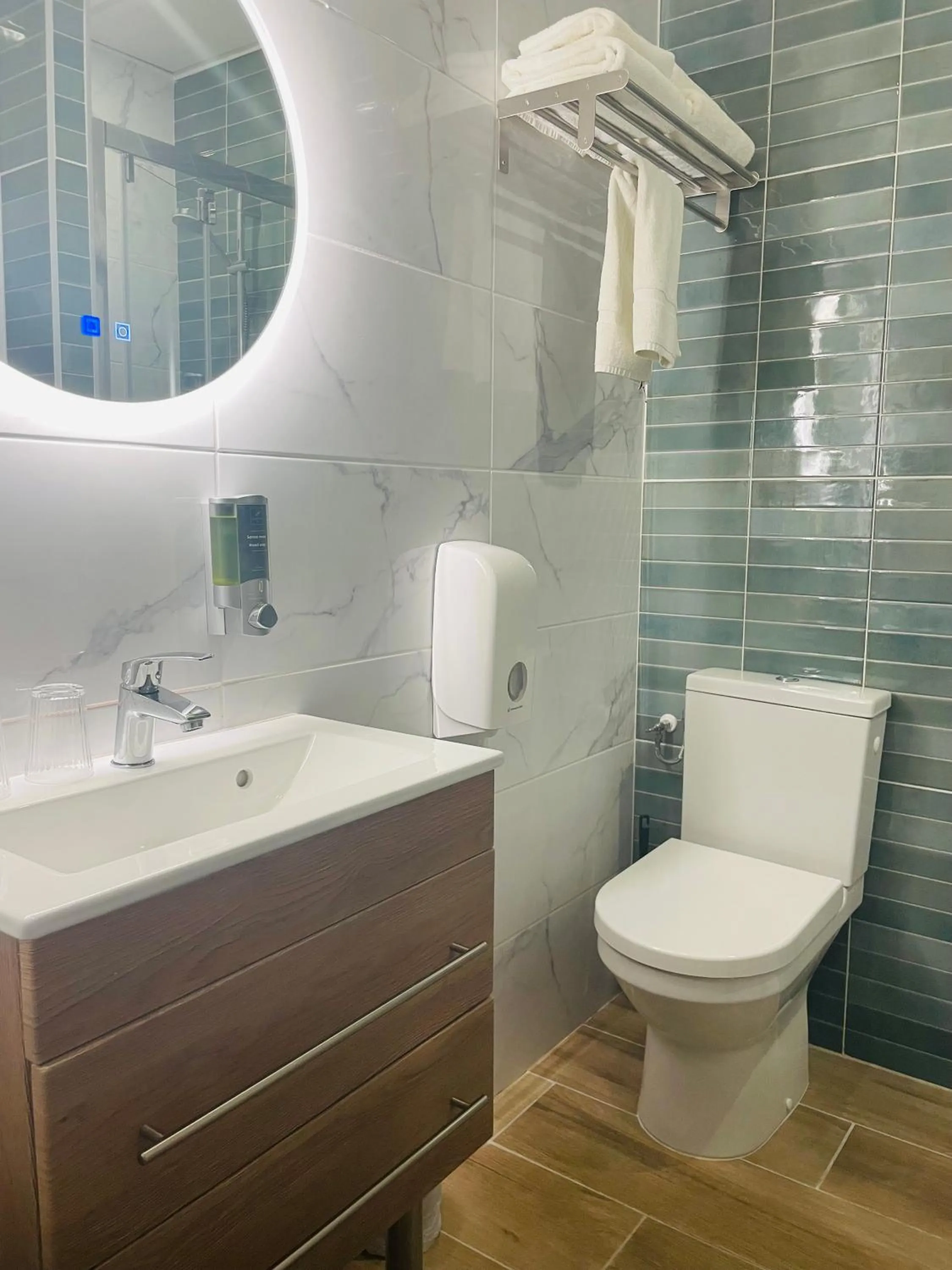 Shower in Brit Hotel Acacias