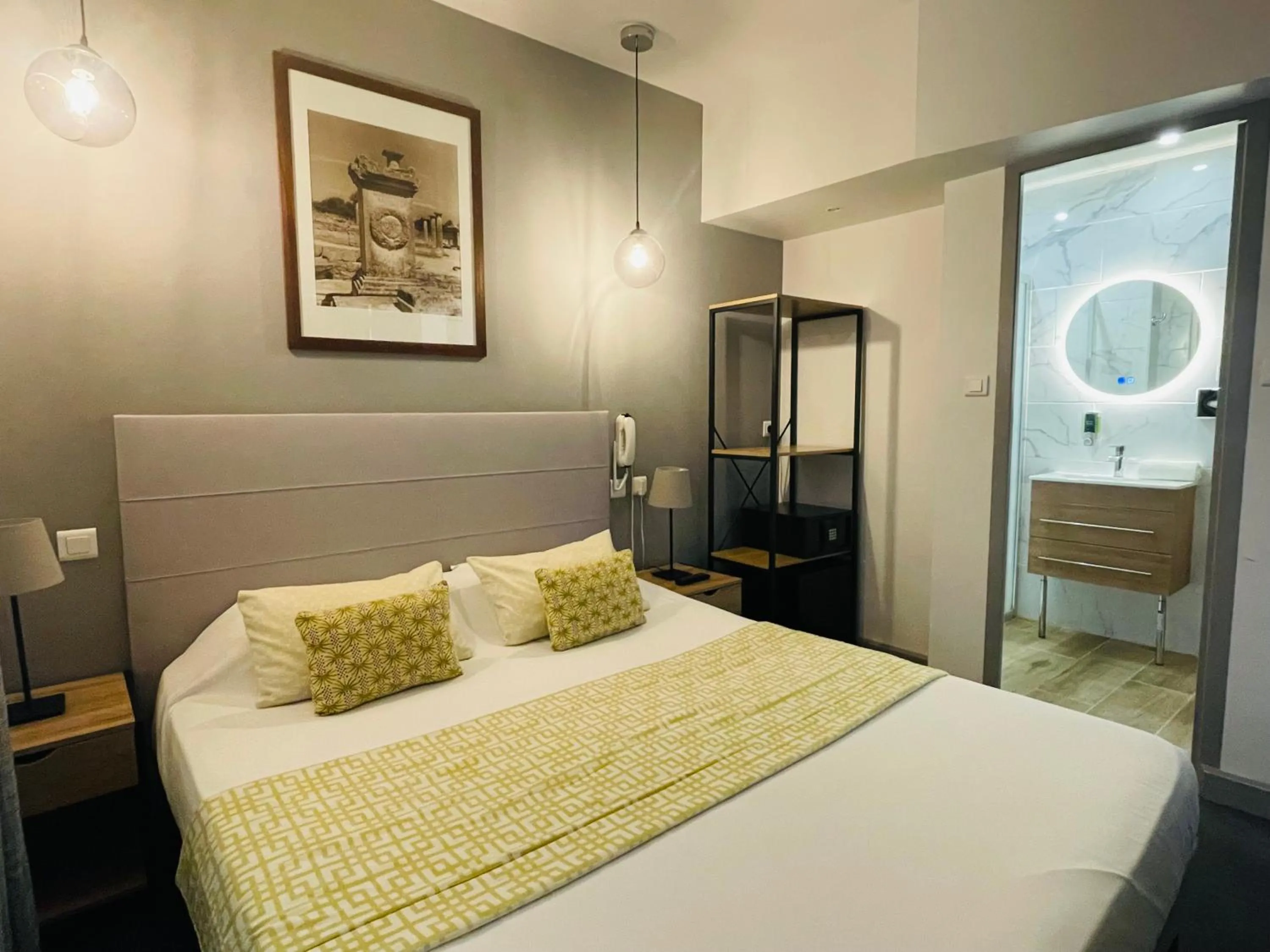 Bed in Brit Hotel Acacias