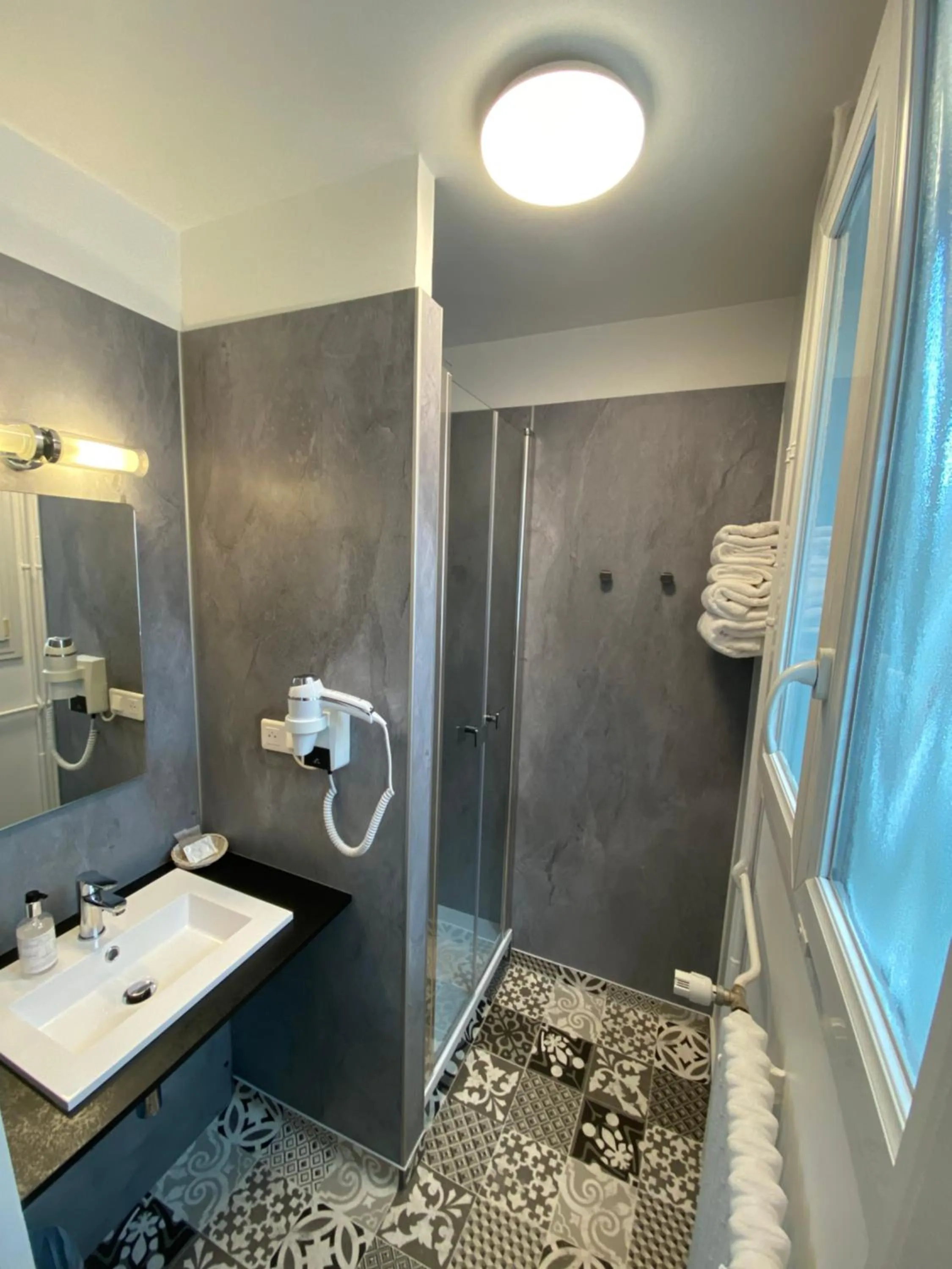 Shower in Hotel du Louvre