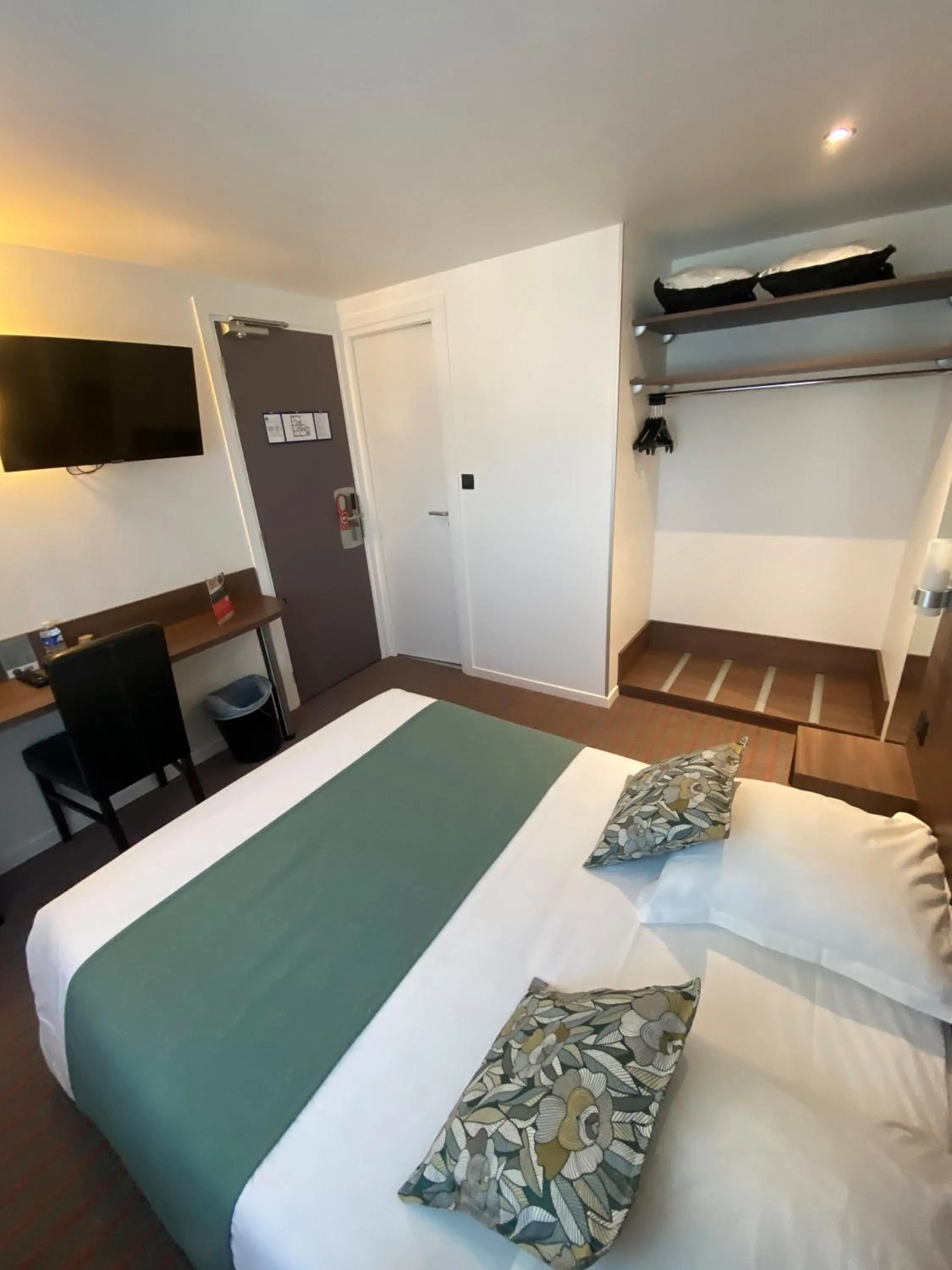 Photo of the whole room, Bed in Hotel du Louvre