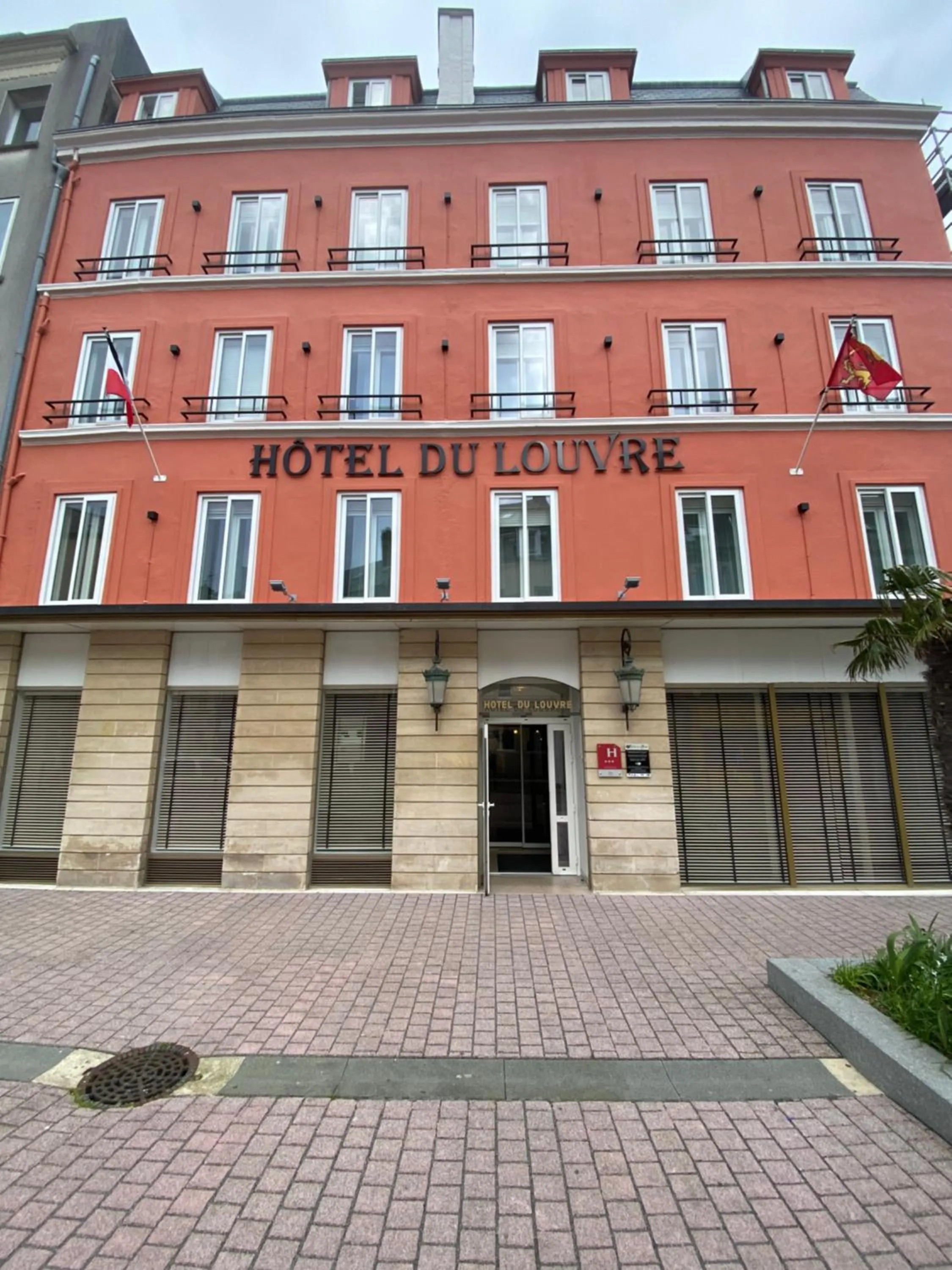 Property building in Hotel du Louvre