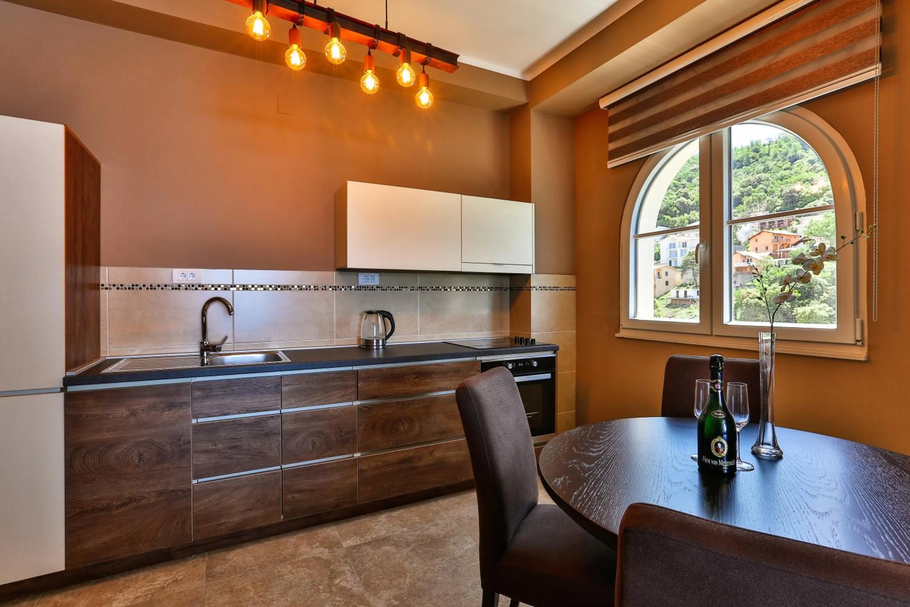 Kitchen or kitchenette in Regina del Mare
