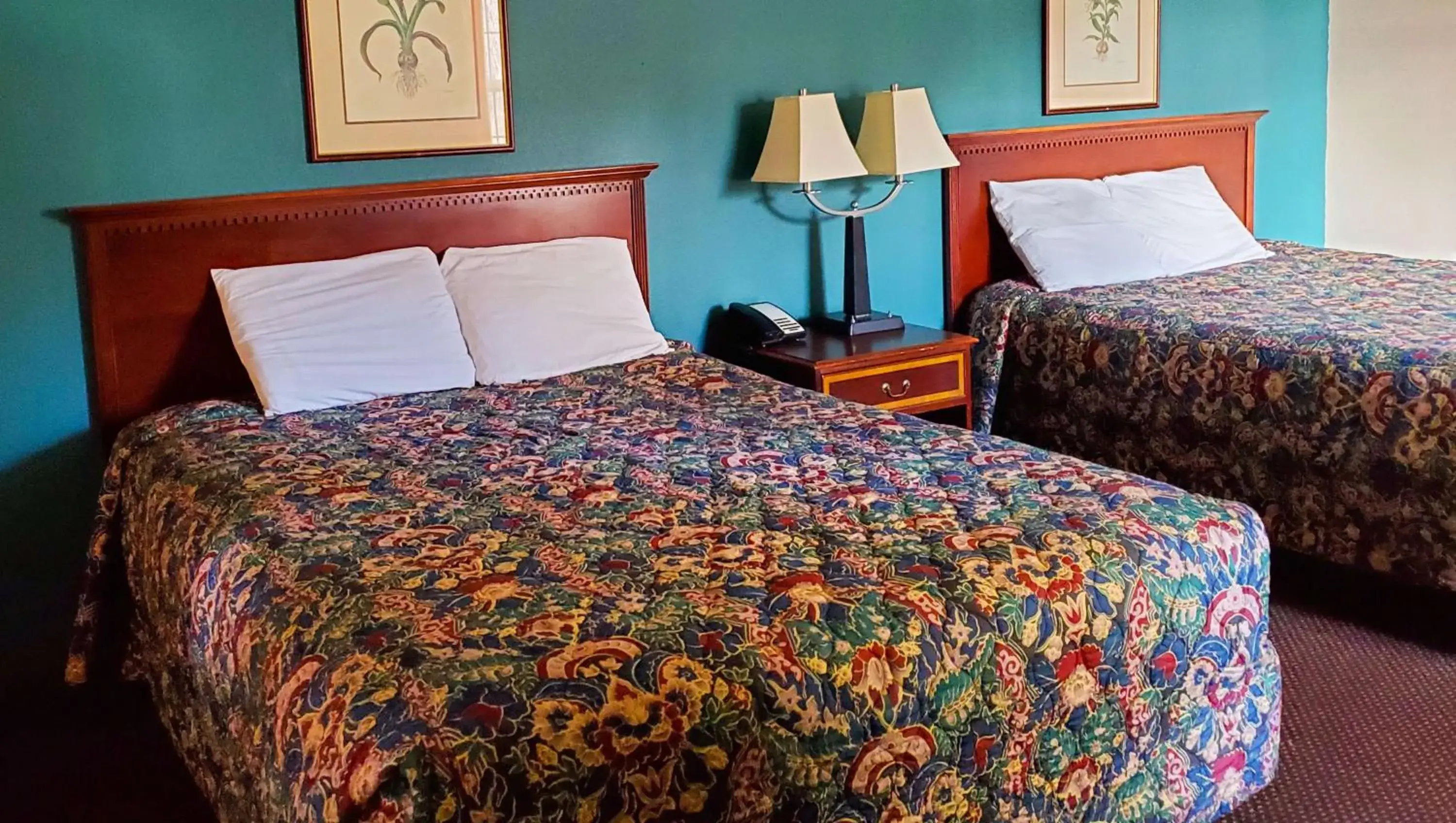 Photo of the whole room, Bed in Windmill Inn Lynden Photo of the whole room, Bed in Windmill Inn Lynden