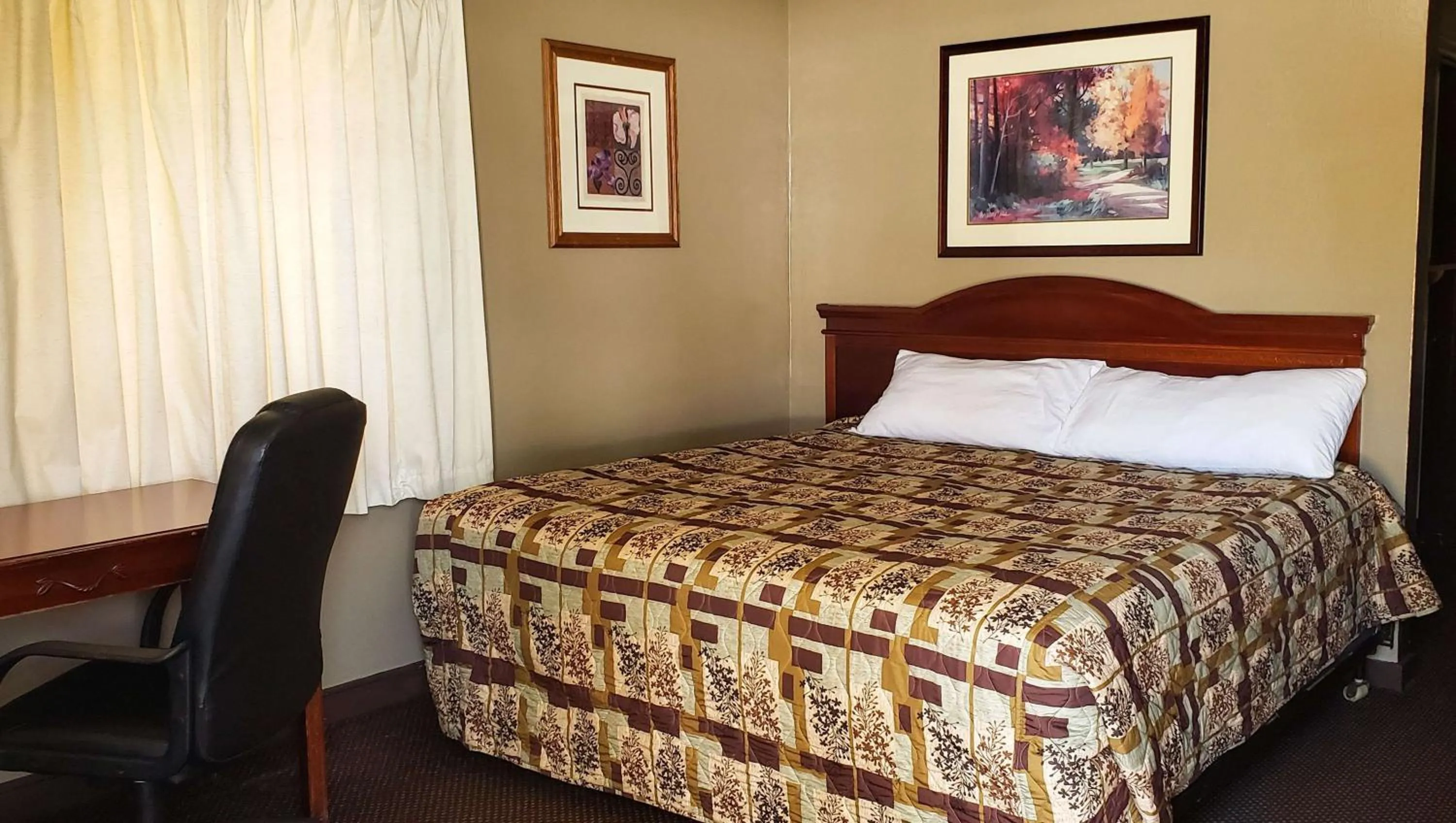 Queen Room - Non-Smoking in Windmill Inn Lynden