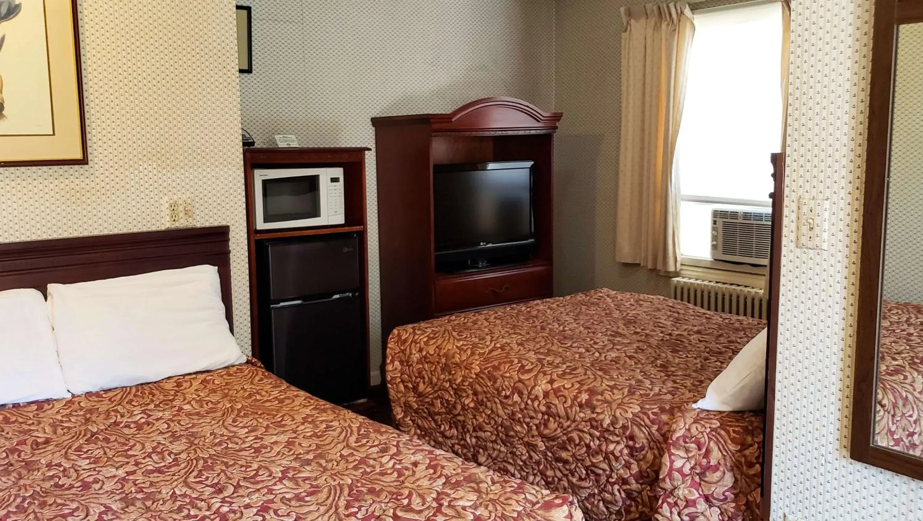 Photo of the whole room, Bed in Windmill Inn Lynden Photo of the whole room, Bed in Windmill Inn Lynden