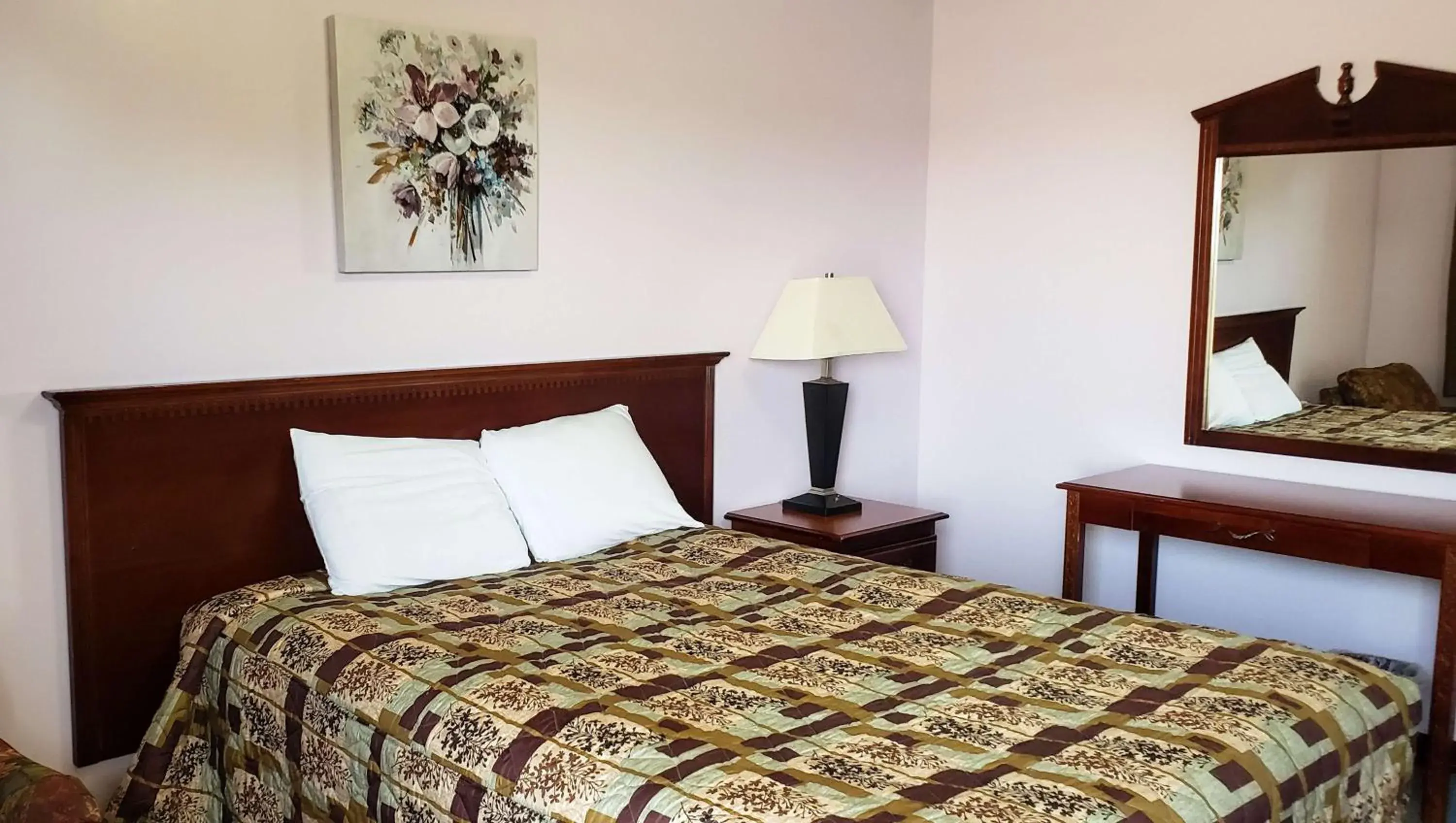 Photo of the whole room, Bed in Windmill Inn Lynden Photo of the whole room, Bed in Windmill Inn Lynden