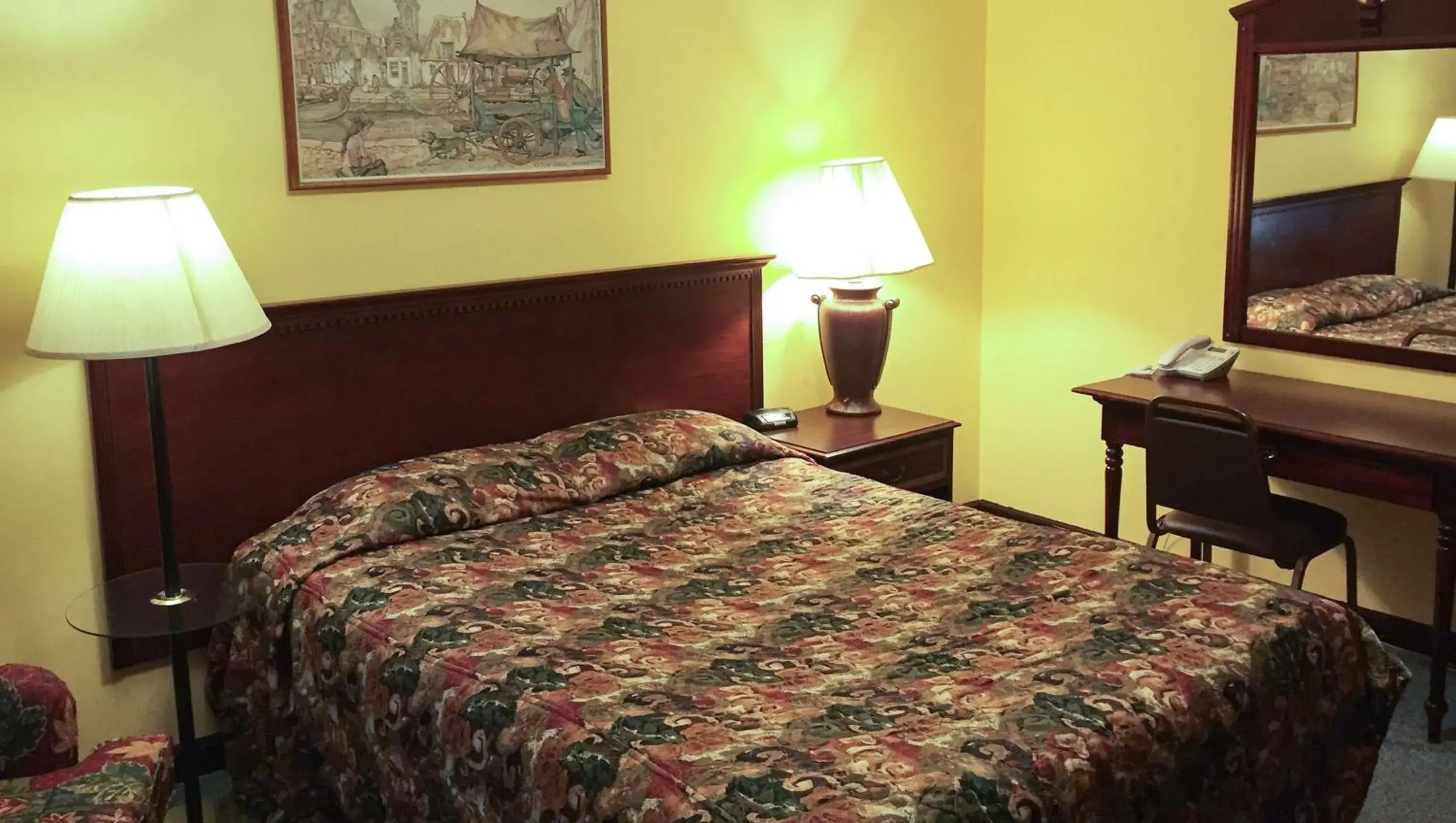 Photo of the whole room, Bed in Windmill Inn Lynden Photo of the whole room, Bed in Windmill Inn Lynden