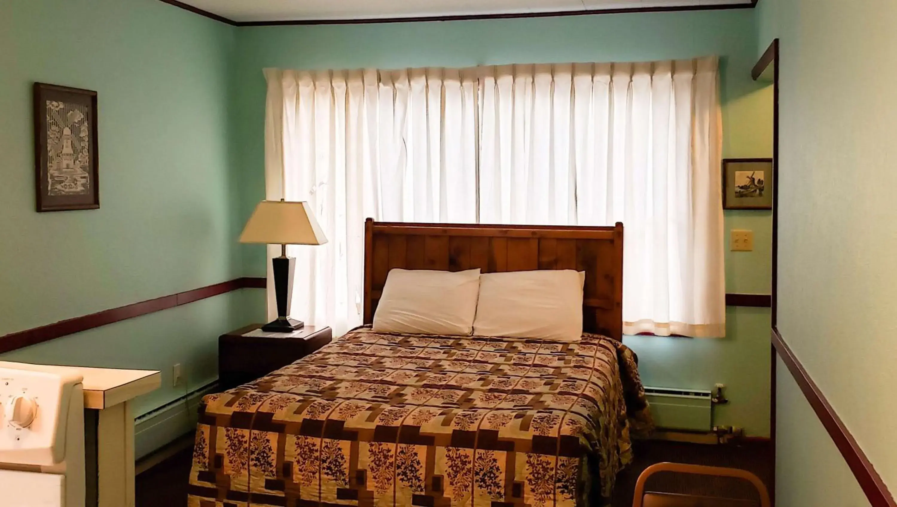 Photo of the whole room, Bed in Windmill Inn Lynden Photo of the whole room, Bed in Windmill Inn Lynden