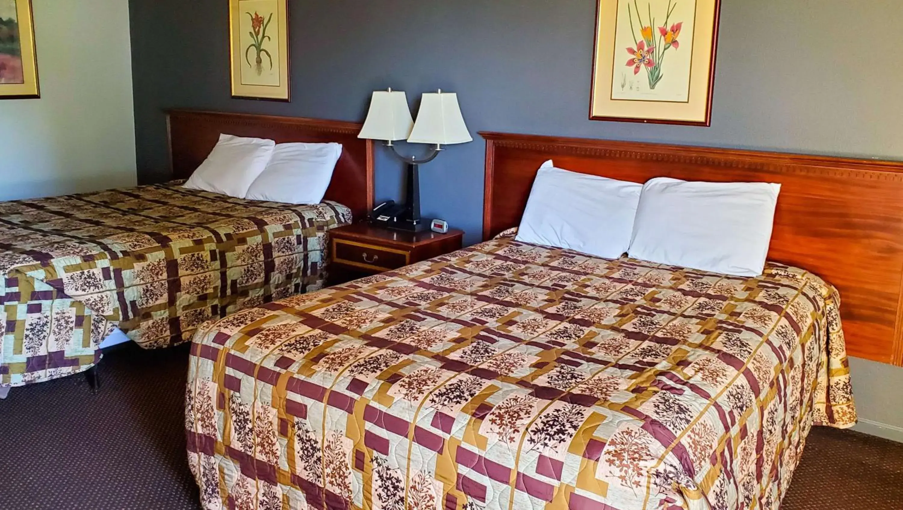 Photo of the whole room, Bed in Windmill Inn Lynden Photo of the whole room, Bed in Windmill Inn Lynden