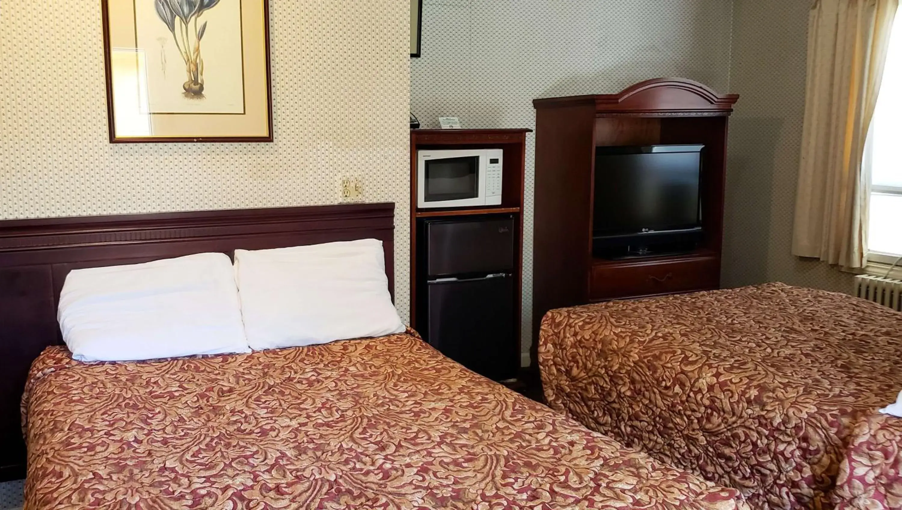 Photo of the whole room, Bed in Windmill Inn Lynden Photo of the whole room, Bed in Windmill Inn Lynden