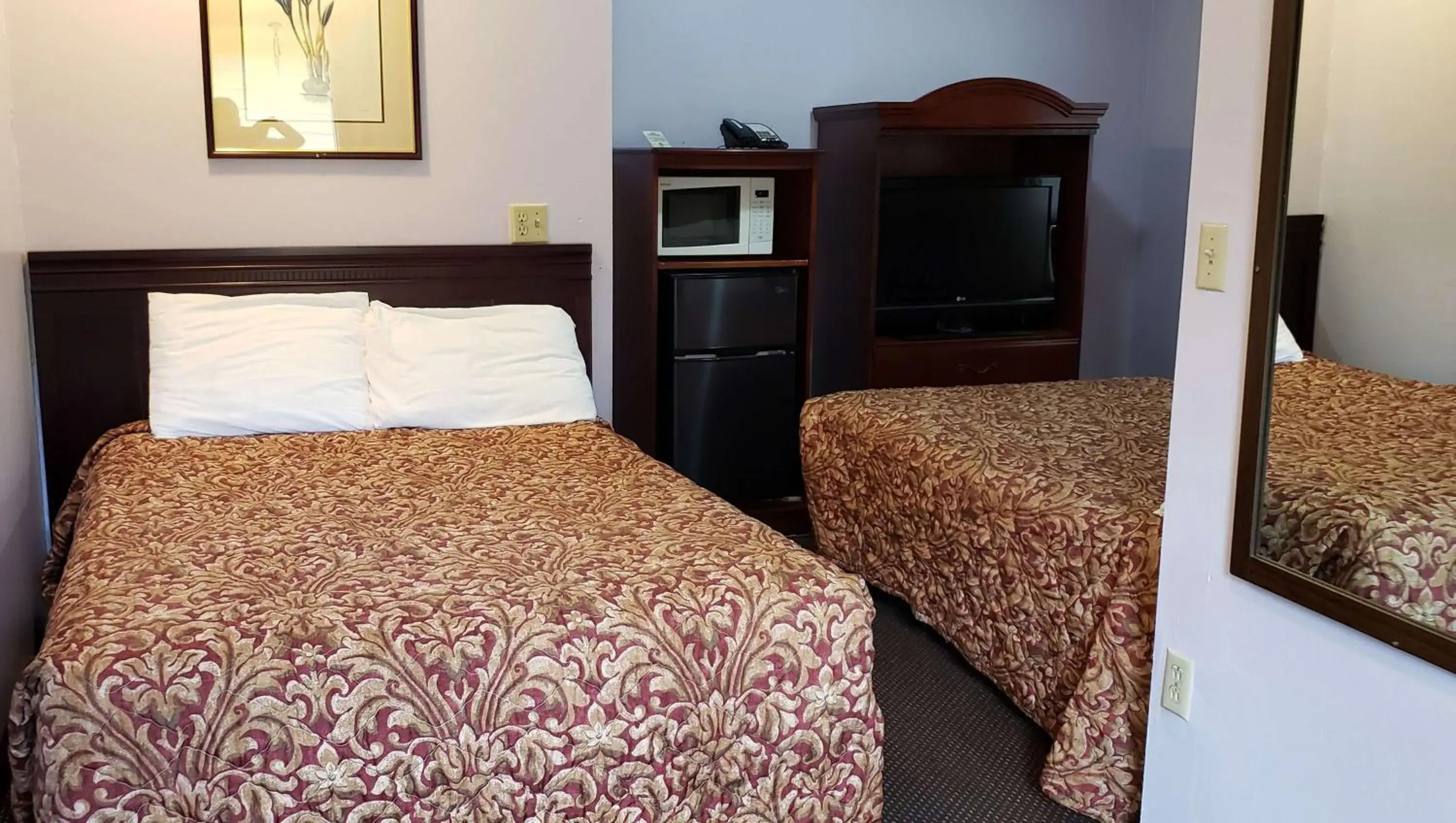 Photo of the whole room, Bed in Windmill Inn Lynden Photo of the whole room, Bed in Windmill Inn Lynden