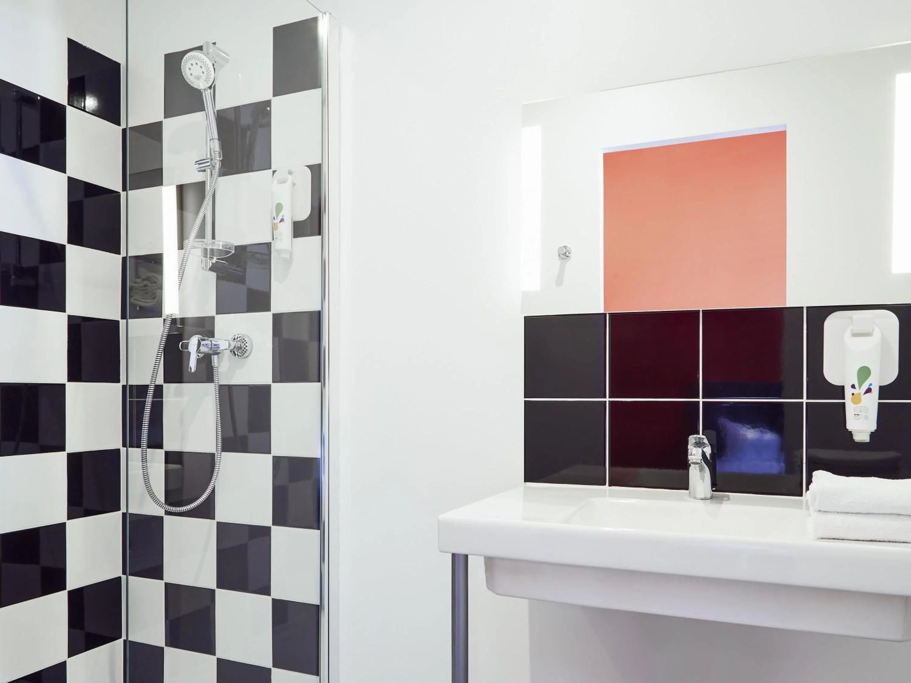 Bedroom in ibis Styles Marseille Vieux Port