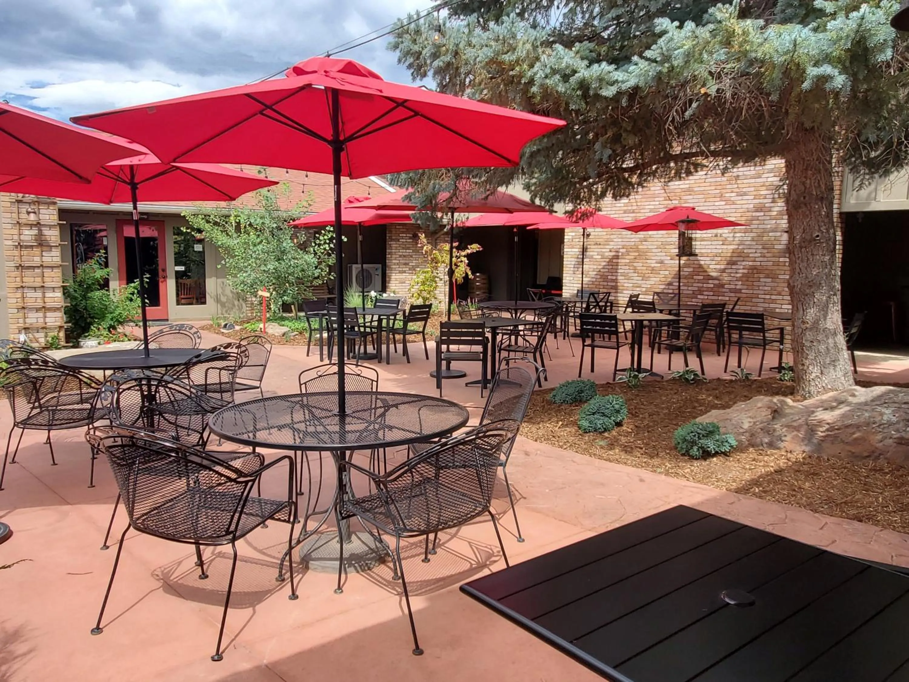 Lounge or bar in Hilltop Inn Broomfield Denver