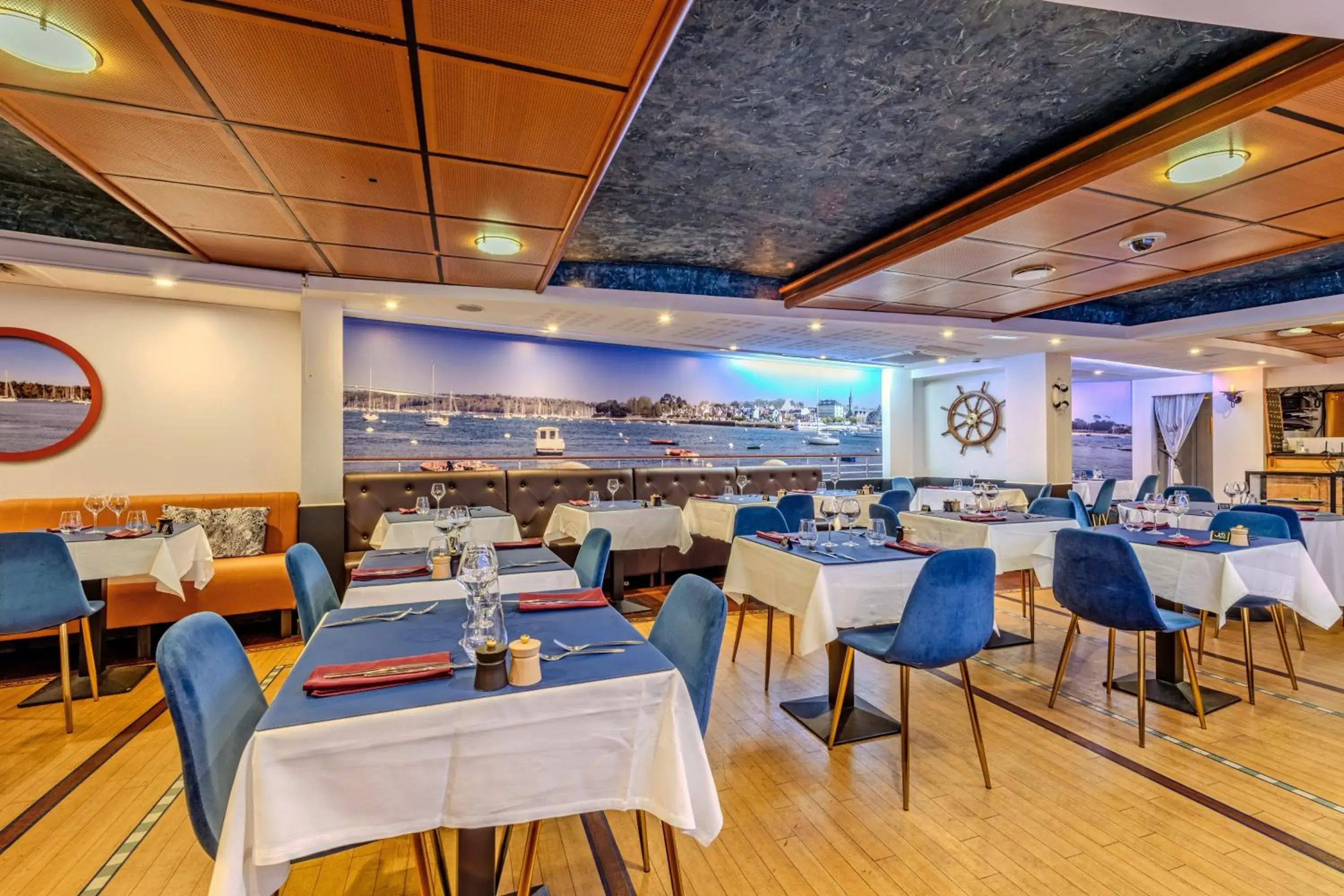 Restaurant/places to eat in Logis Hotel Center Restaurant/places to eat in Logis Hotel Center