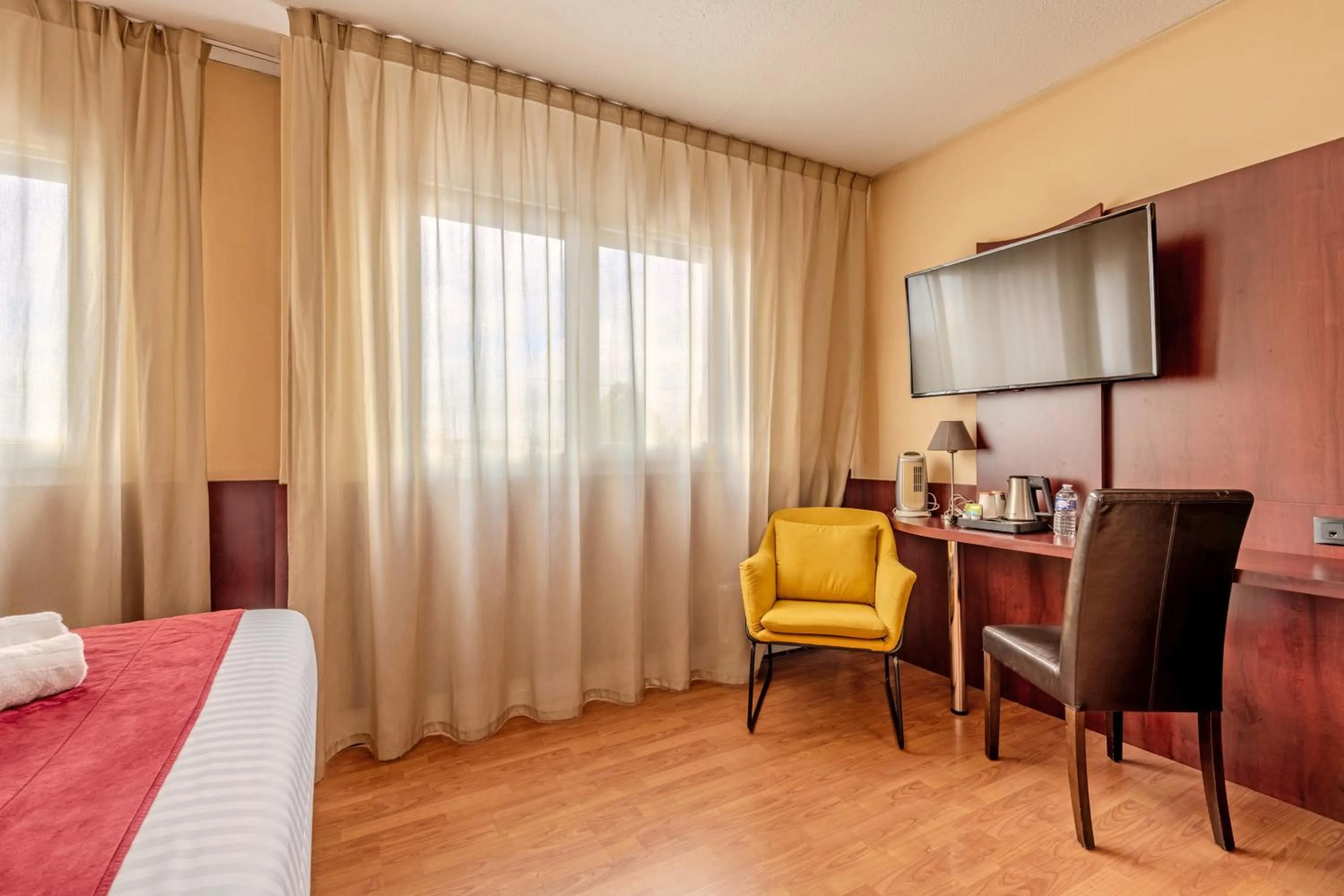 Bed in Logis Hotel Center