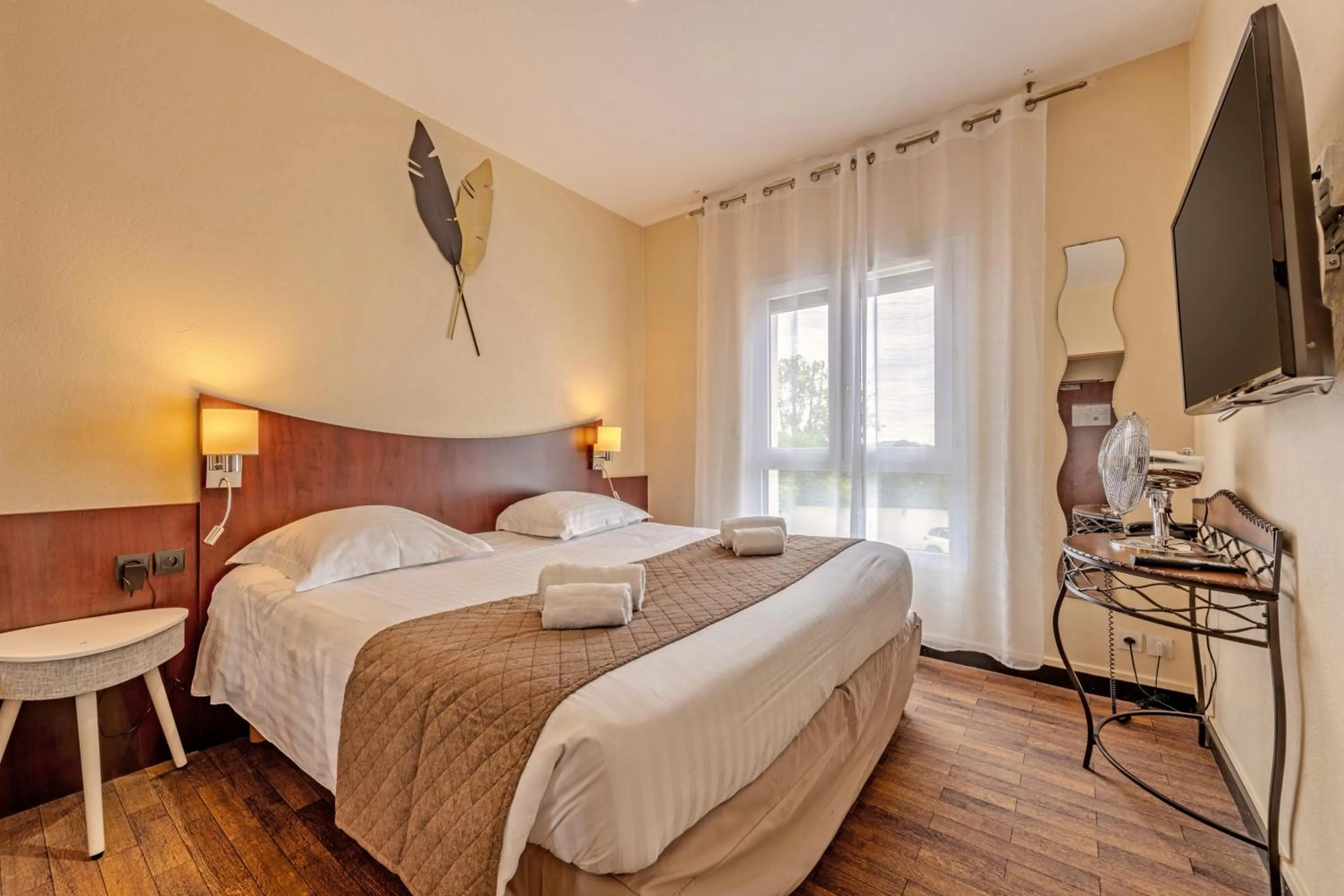 Bed in Logis Hotel Center