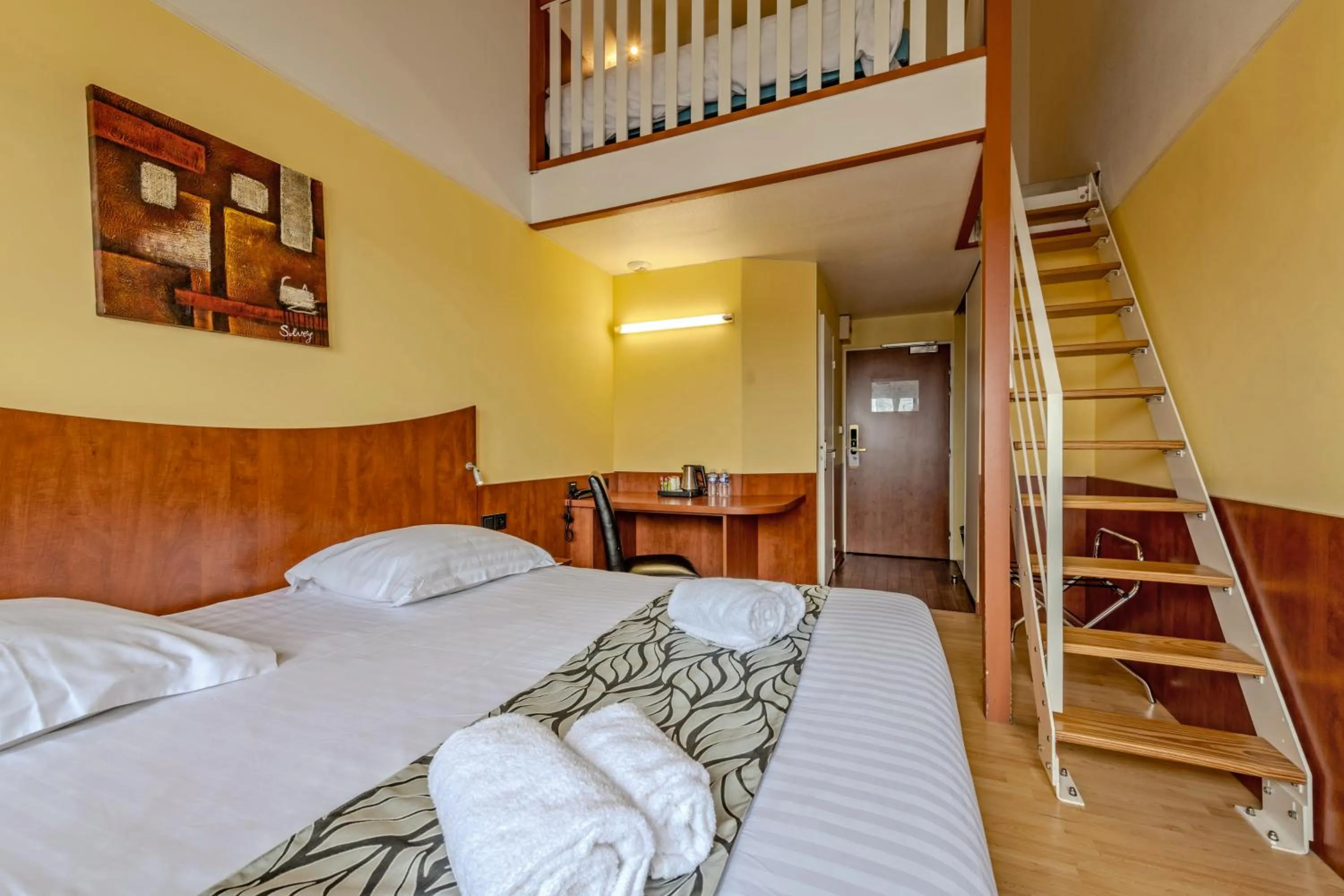 Bed in Logis Hotel Center