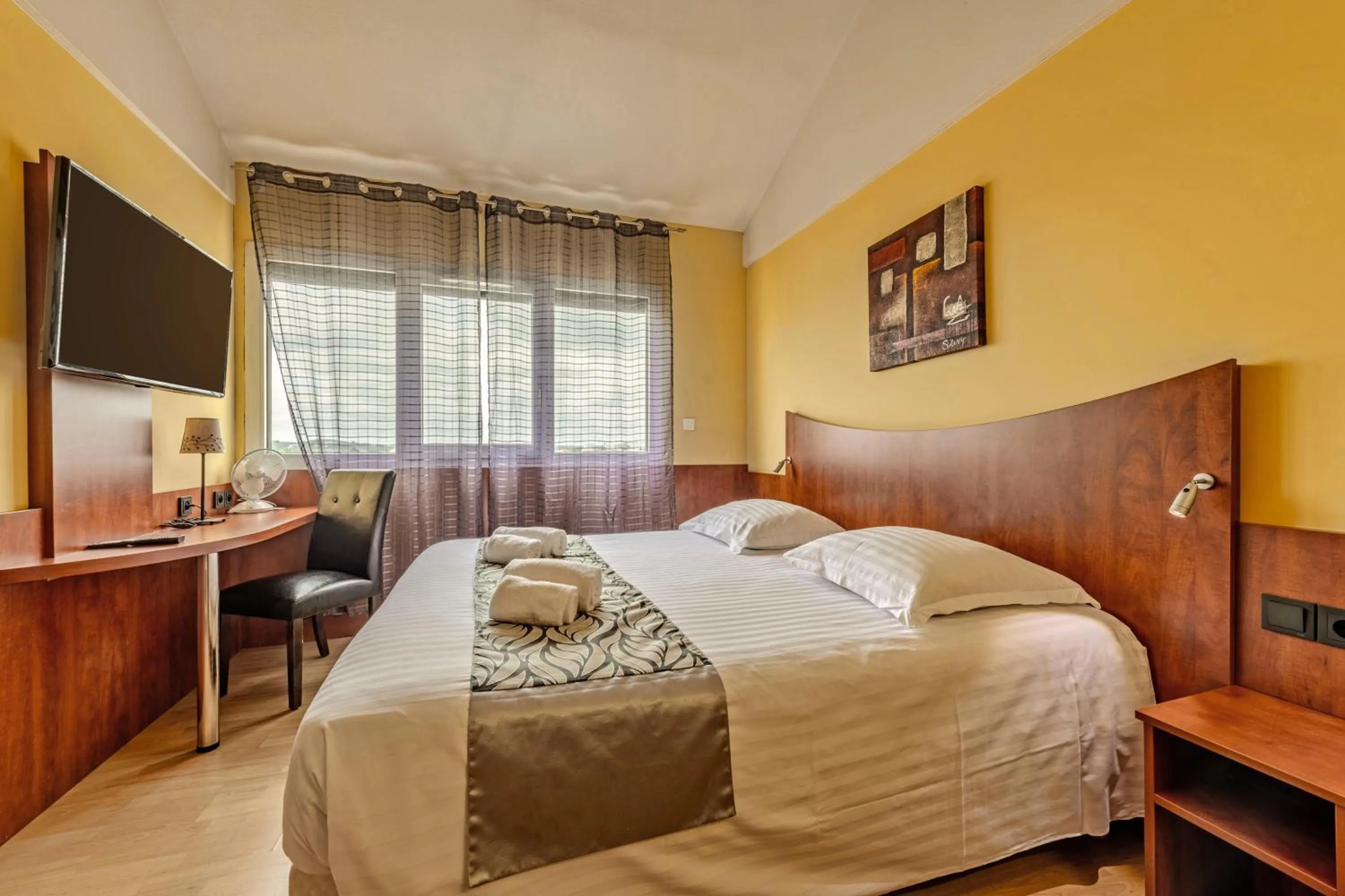 Bed in Logis Hotel Center