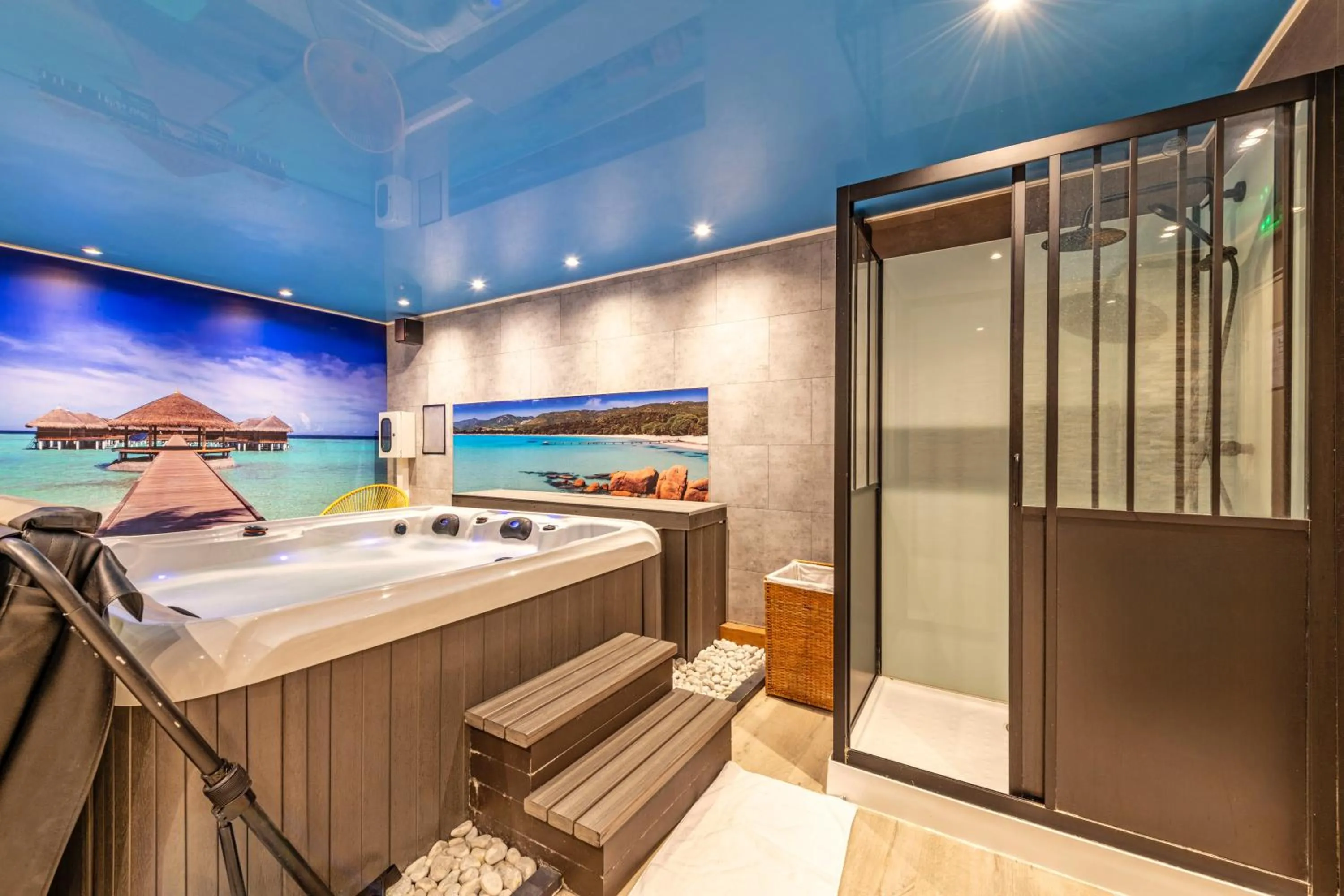 Hot Tub in Logis Hotel Center