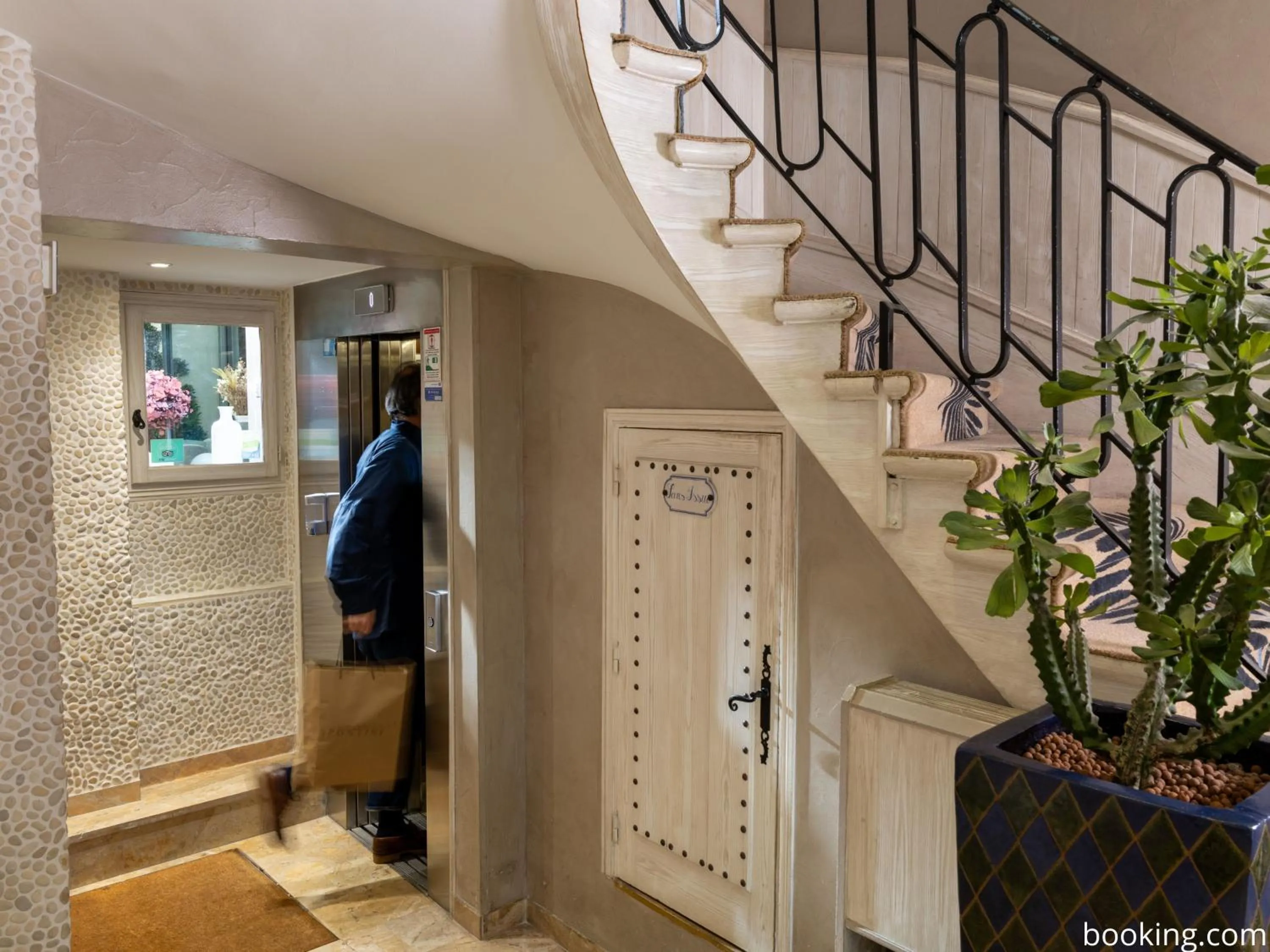 elevator in Hotel Daumesnil-Vincennes