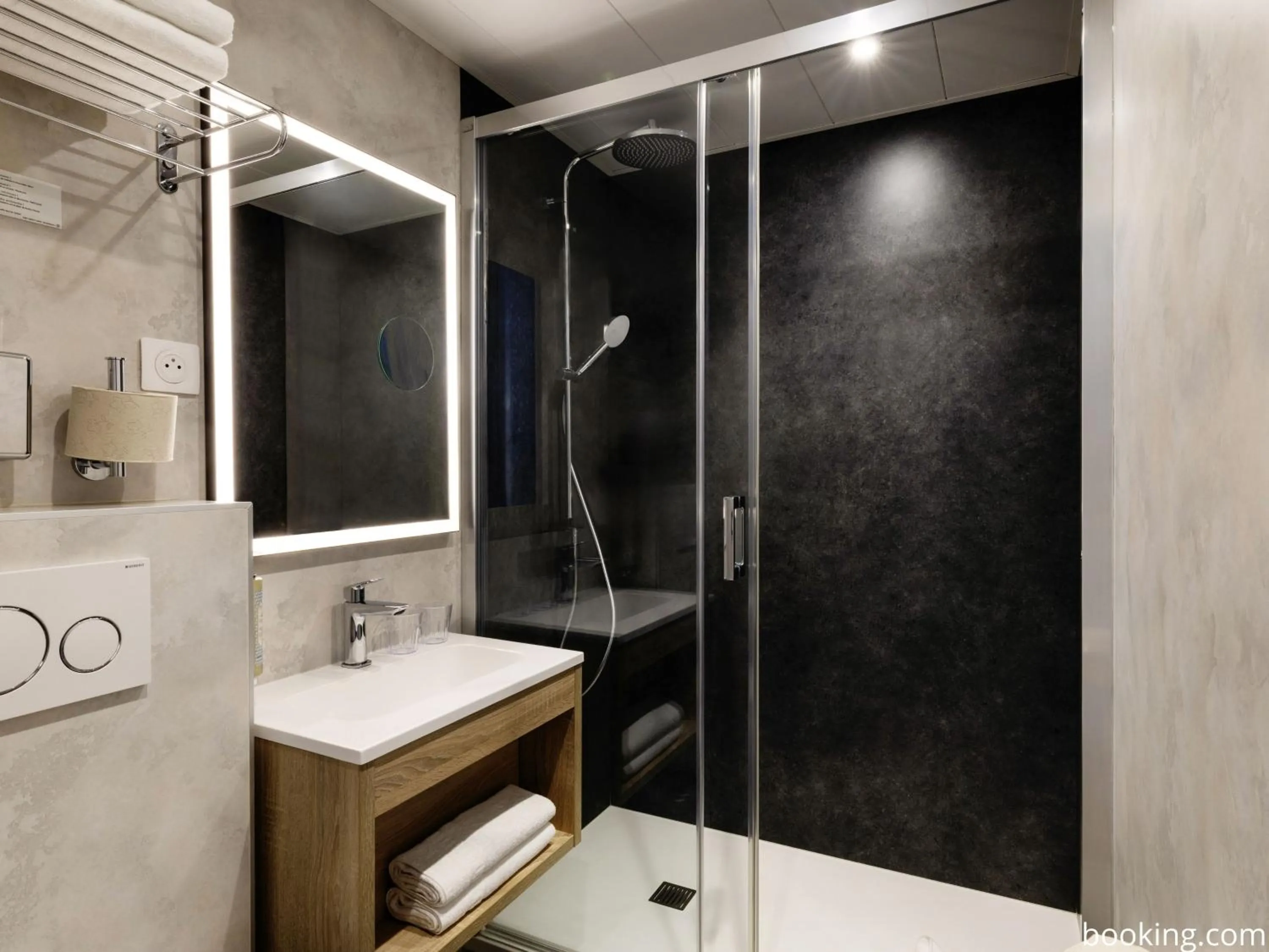 Bathroom in Hotel Daumesnil-Vincennes