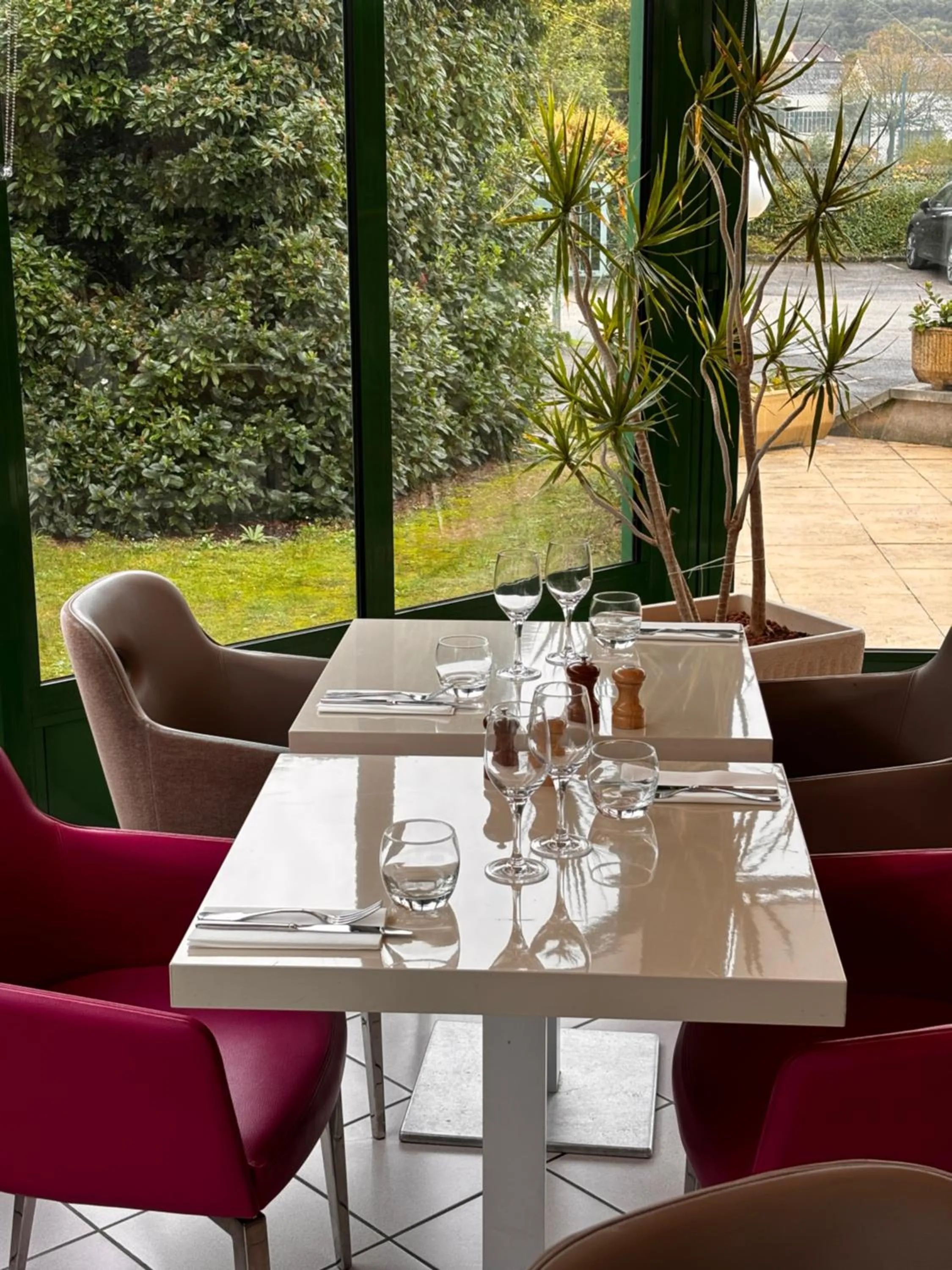 Patio in LOGIS Hotel l'Escargotière Dijon Sud - Chenove