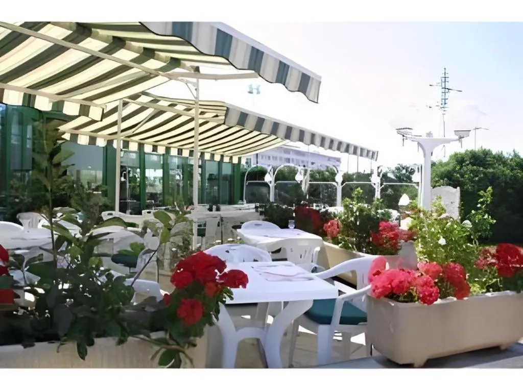 Restaurant/places to eat in LOGIS Hotel l'Escargotière Dijon Sud - Chenove