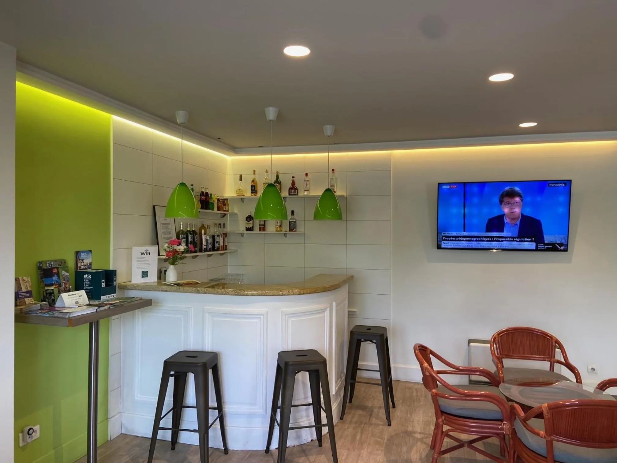 Lounge or bar in LOGIS Hotel l'Escargotière Dijon Sud - Chenove