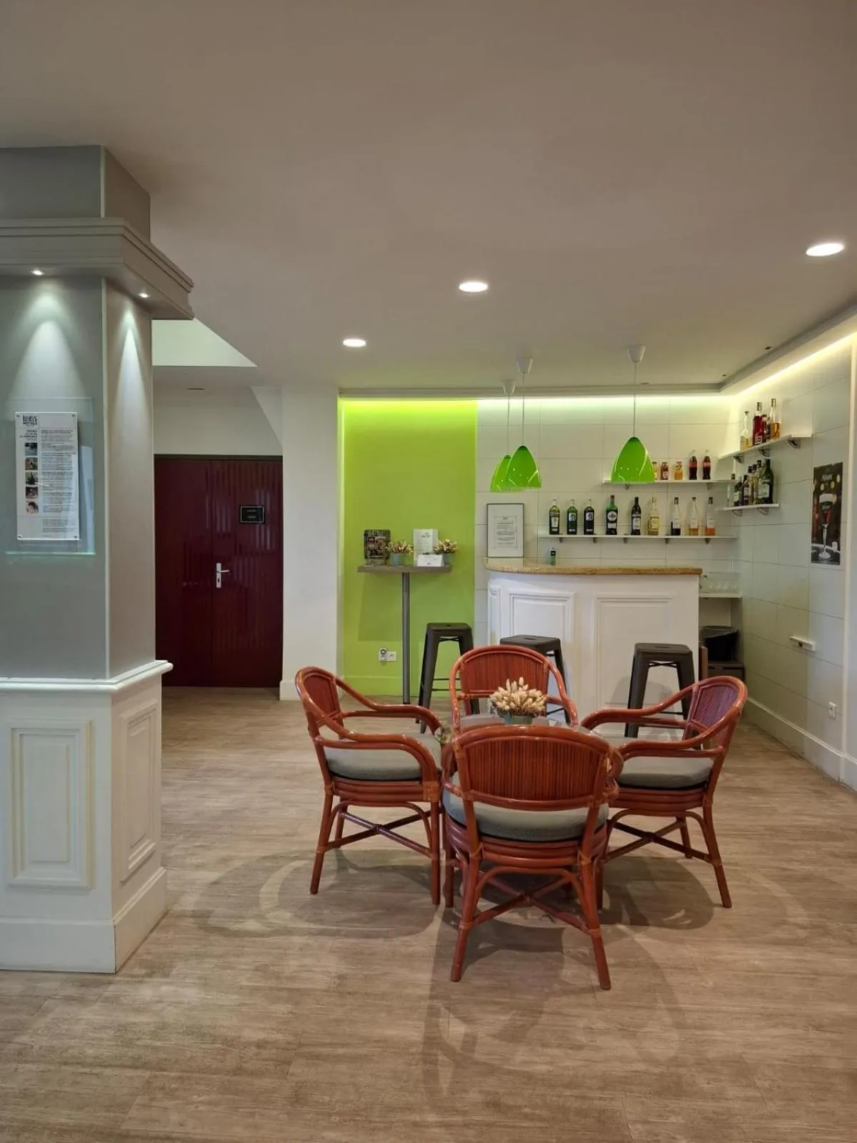 Communal lounge/ TV room in LOGIS Hotel l'Escargotière Dijon Sud - Chenove