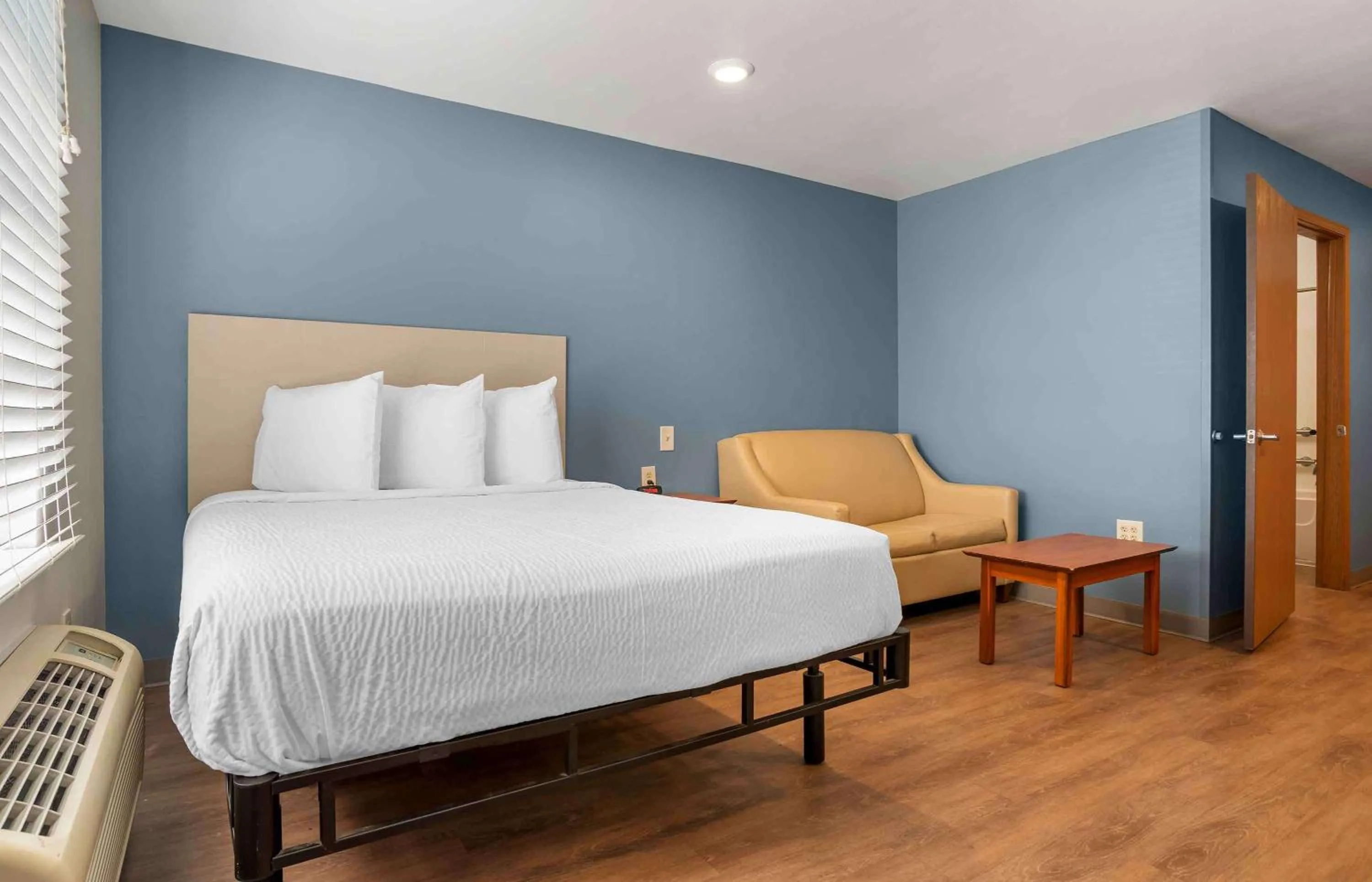 Bedroom, Bed in Extended Stay America Select Suites - Colorado Springs