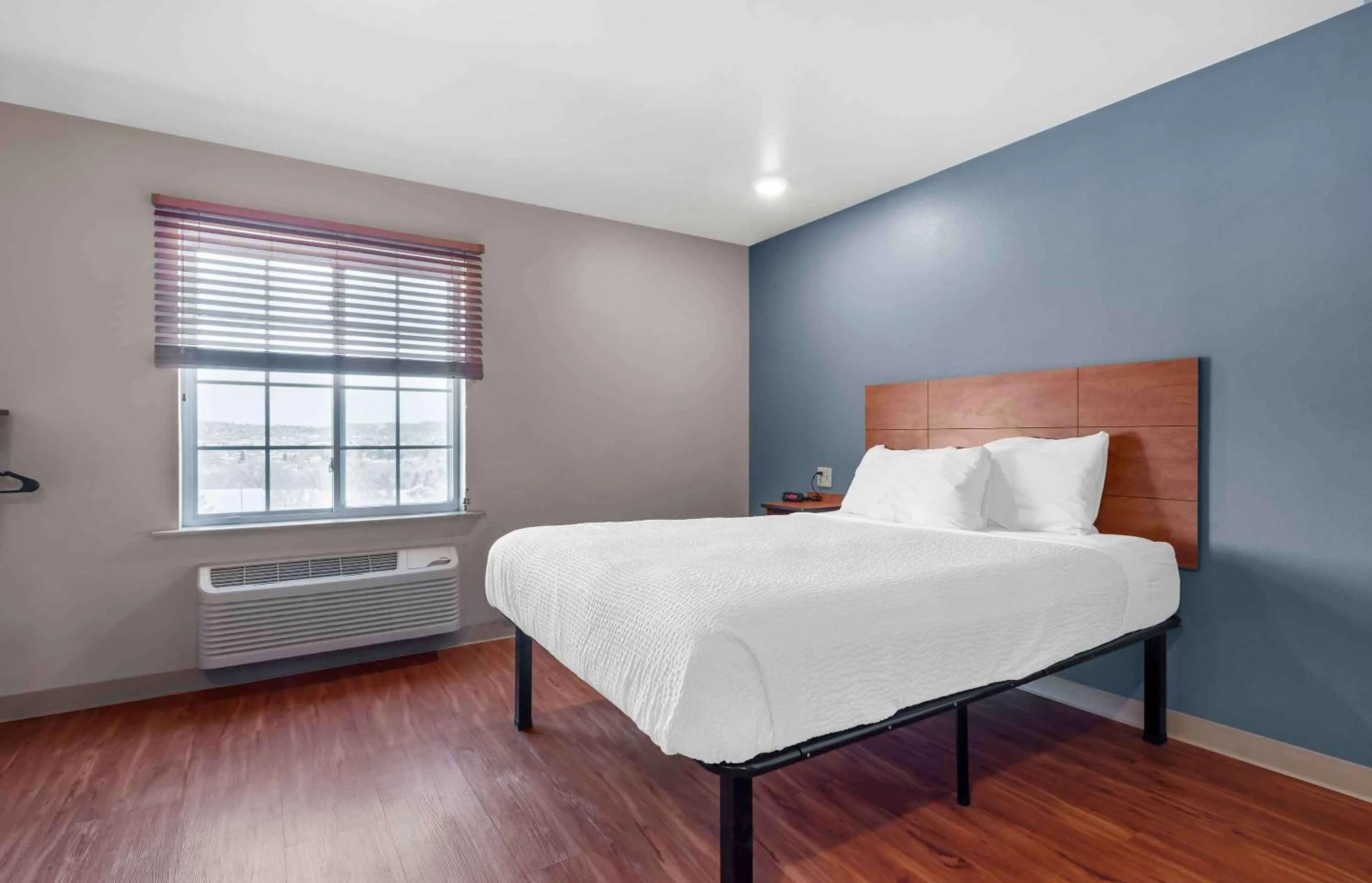 Bedroom, Bed in Extended Stay America Select Suites - Colorado Springs