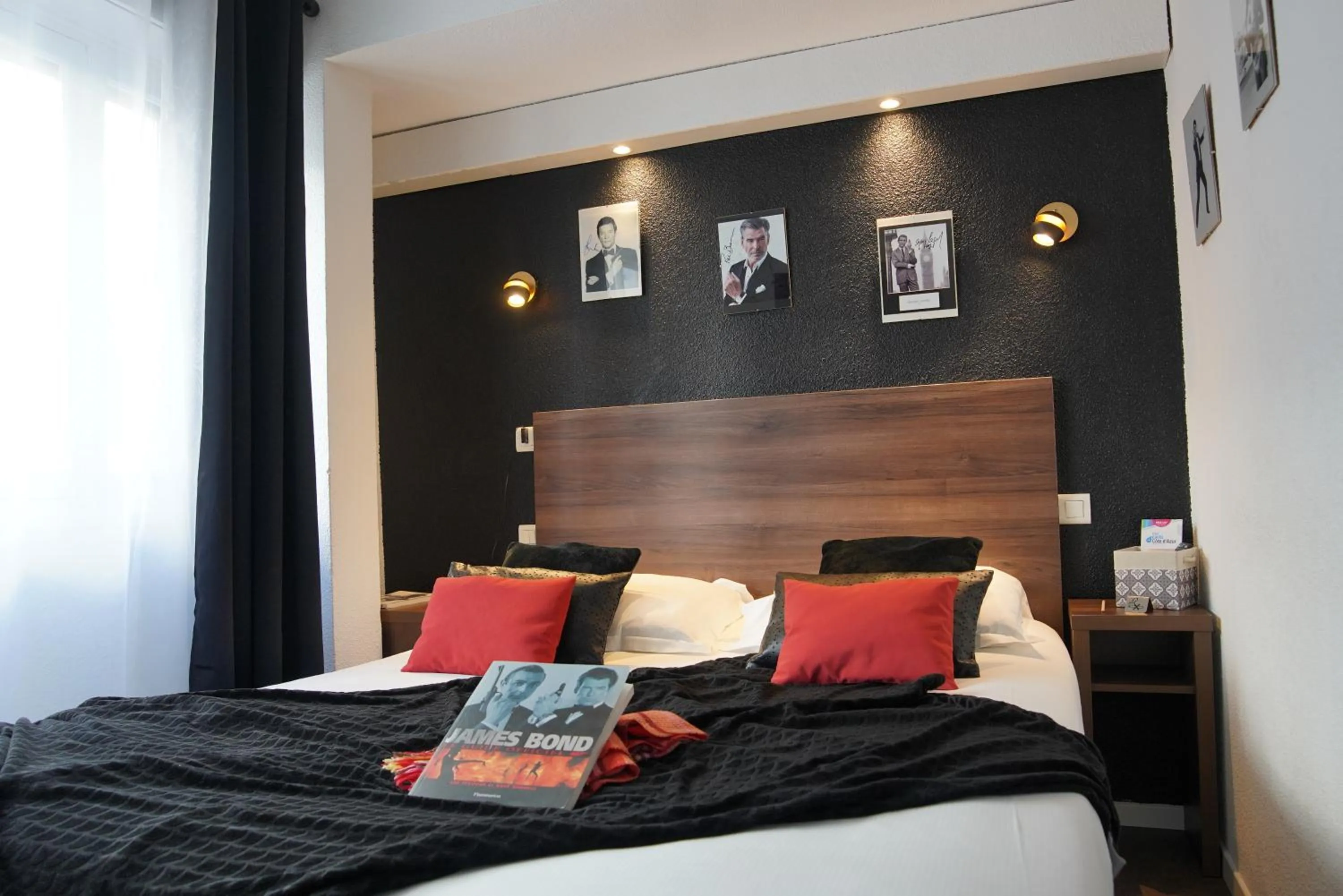 Photo of the whole room, Bed in ATH hôtel Athénée