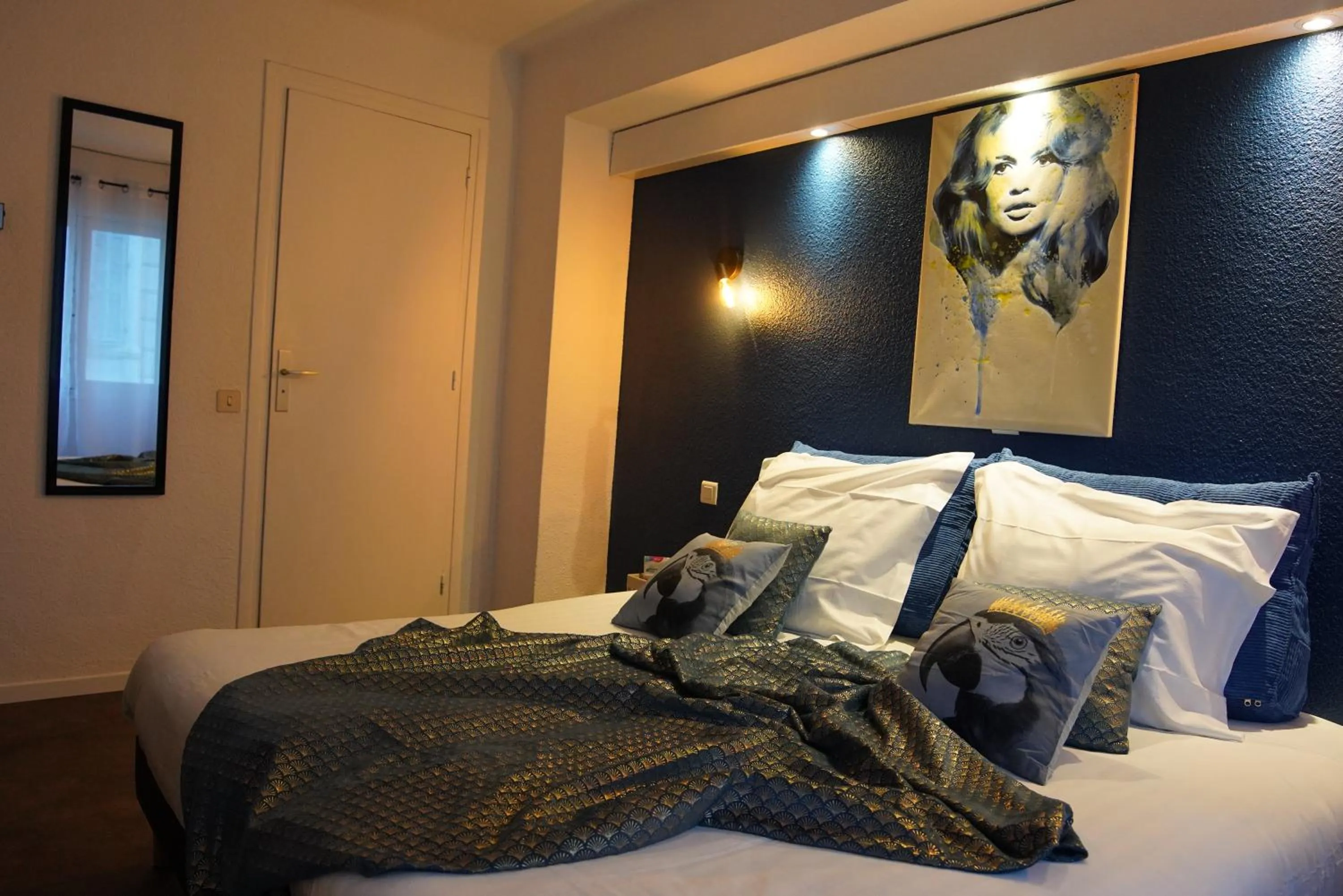 Bed in ATH hôtel Athénée