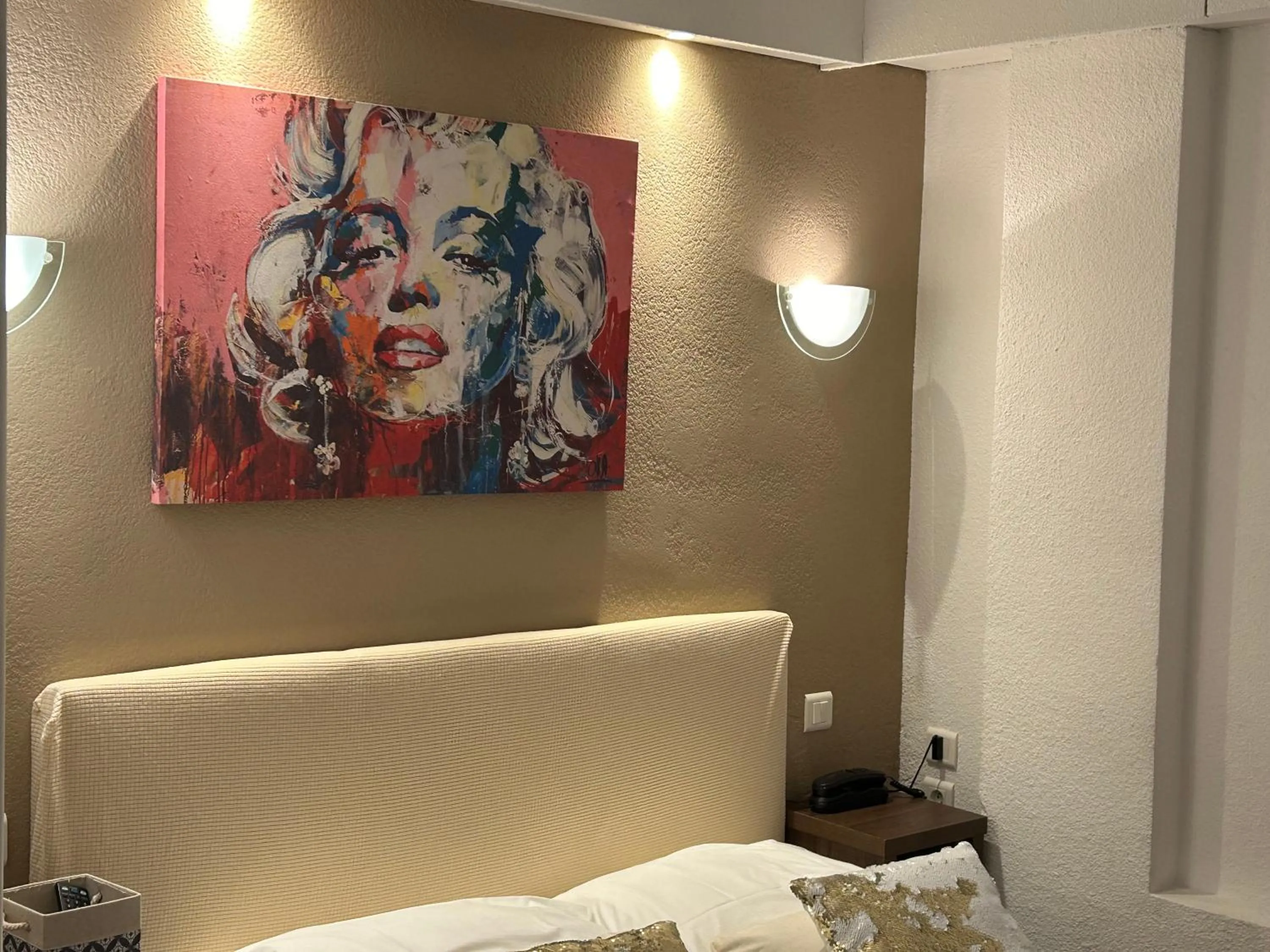 Bed in ATH hôtel Athénée