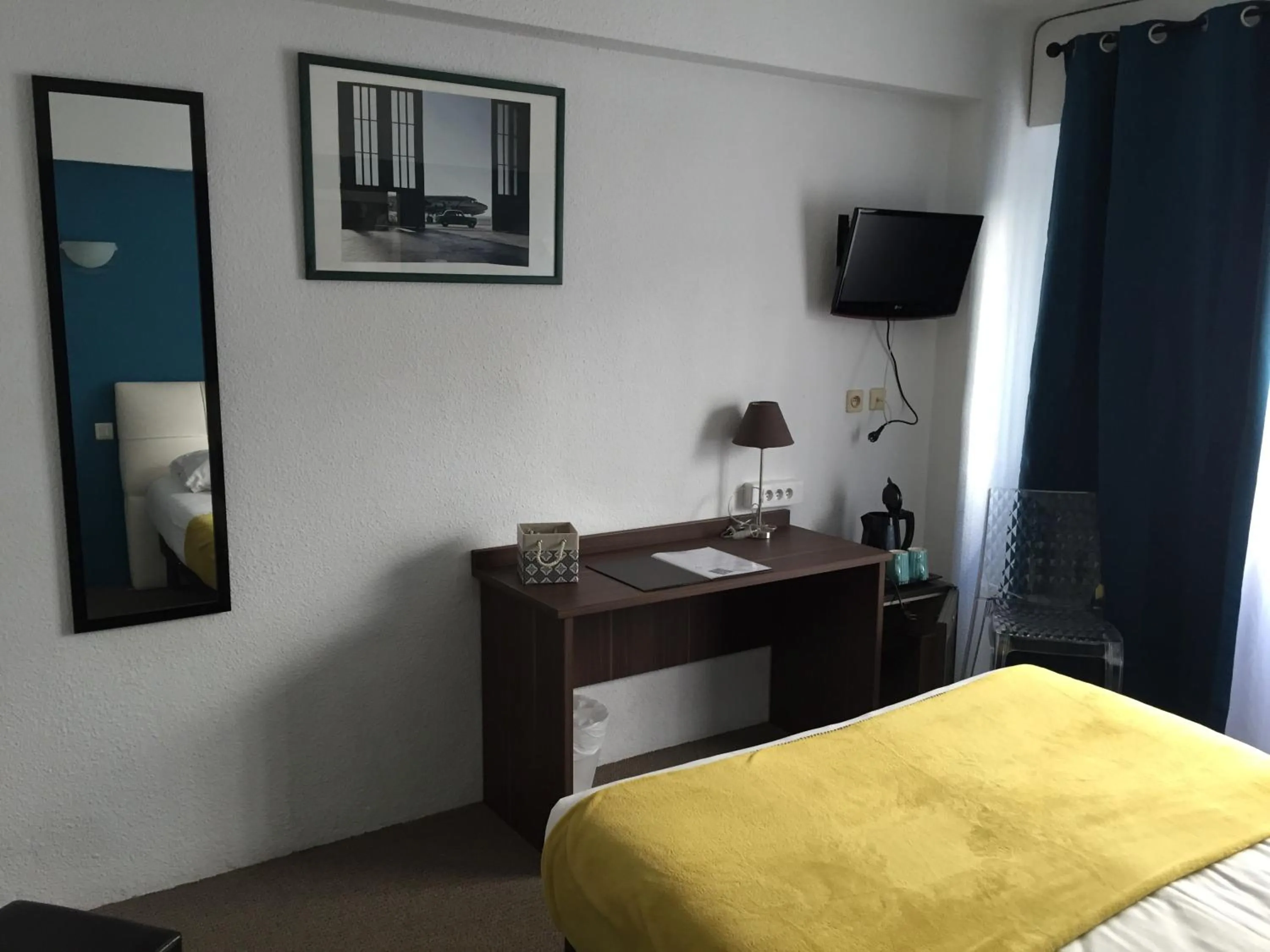 Bed in ATH hôtel Athénée