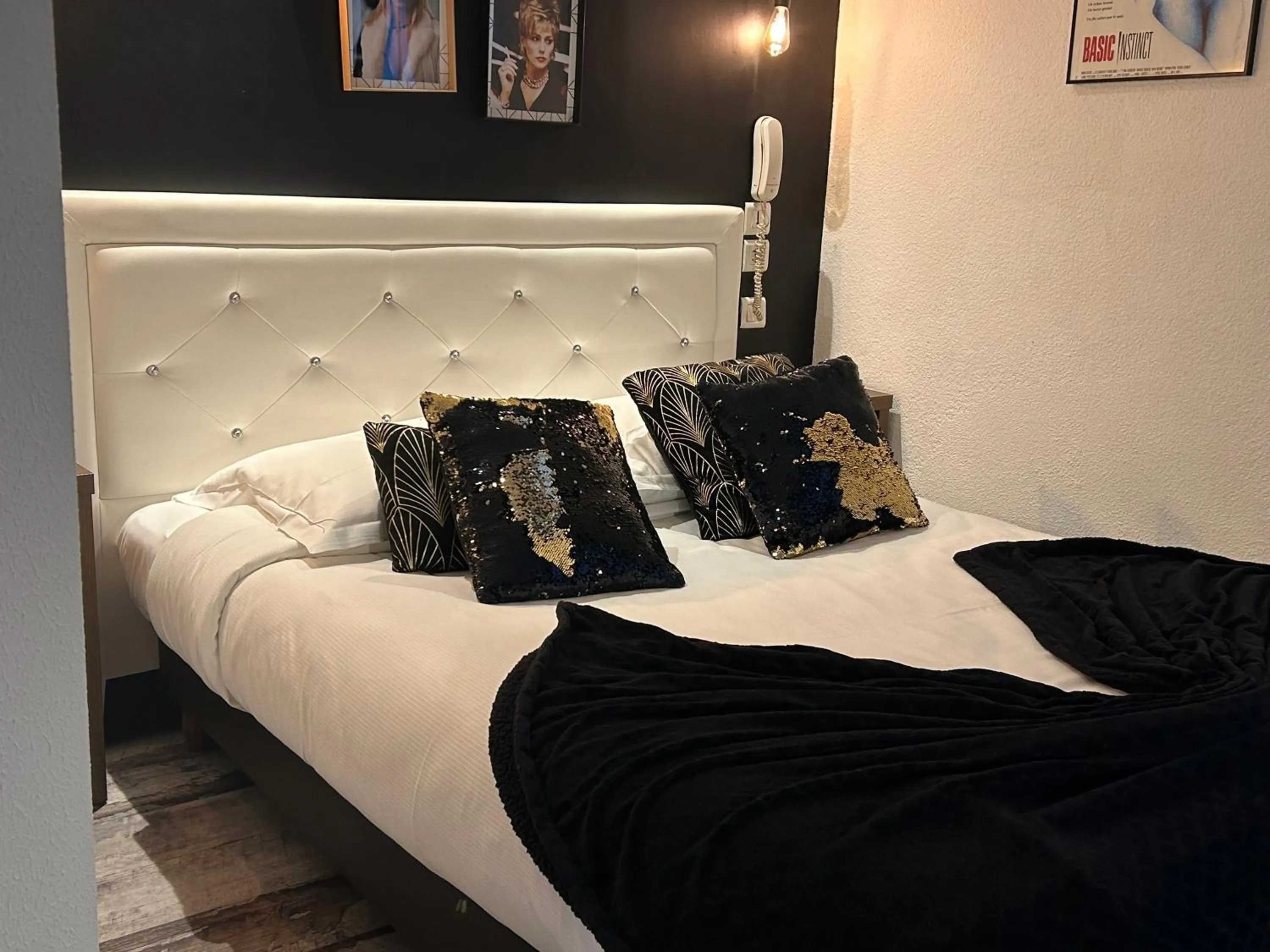 Bed in ATH hôtel Athénée