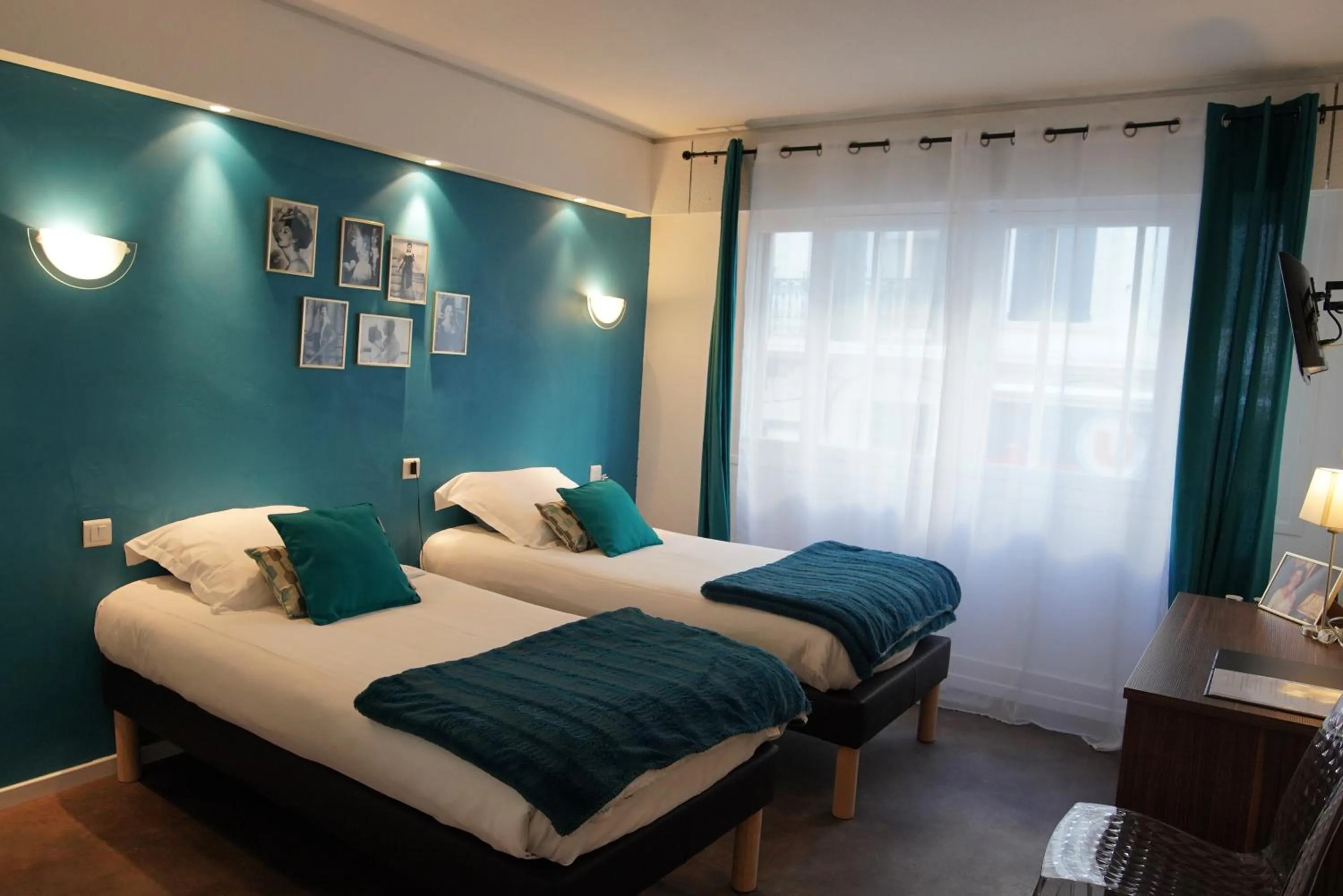 Bed in ATH hôtel Athénée