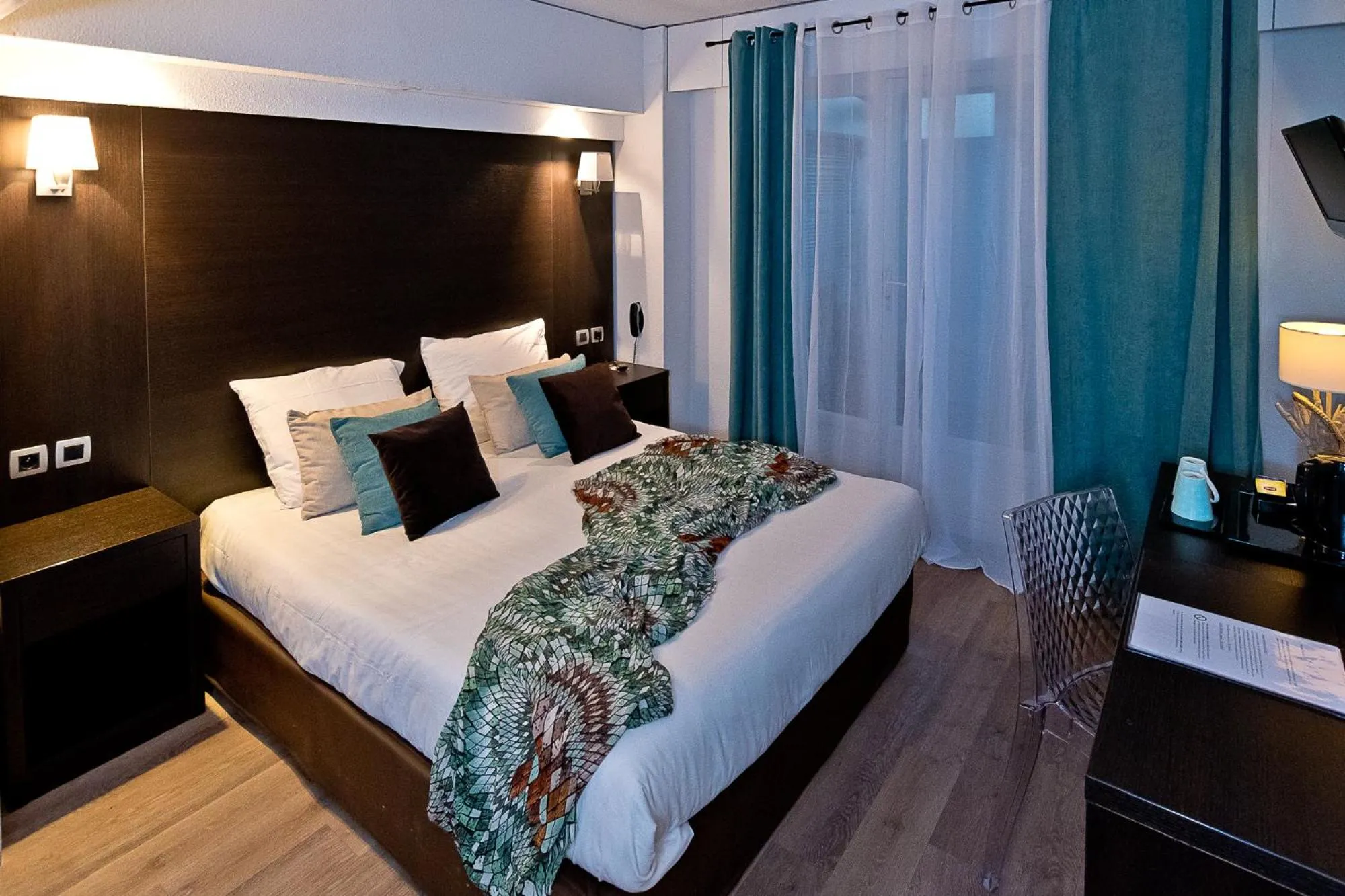 Photo of the whole room, Bed in ATH hôtel Athénée