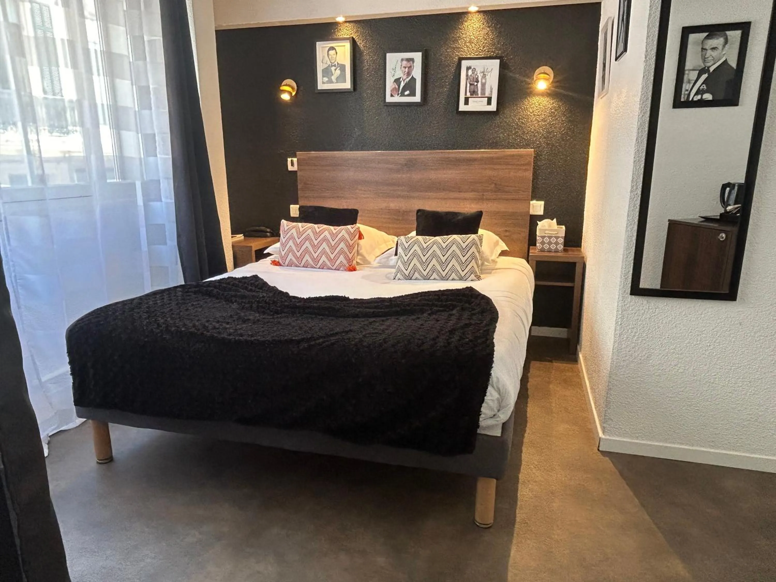 Bed in ATH hôtel Athénée