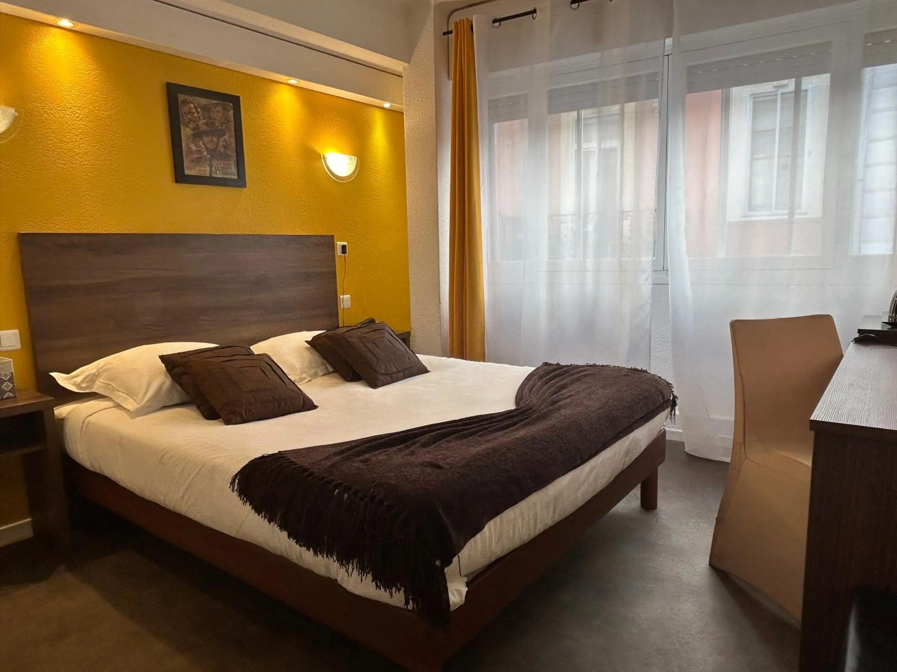 Bed in ATH hôtel Athénée