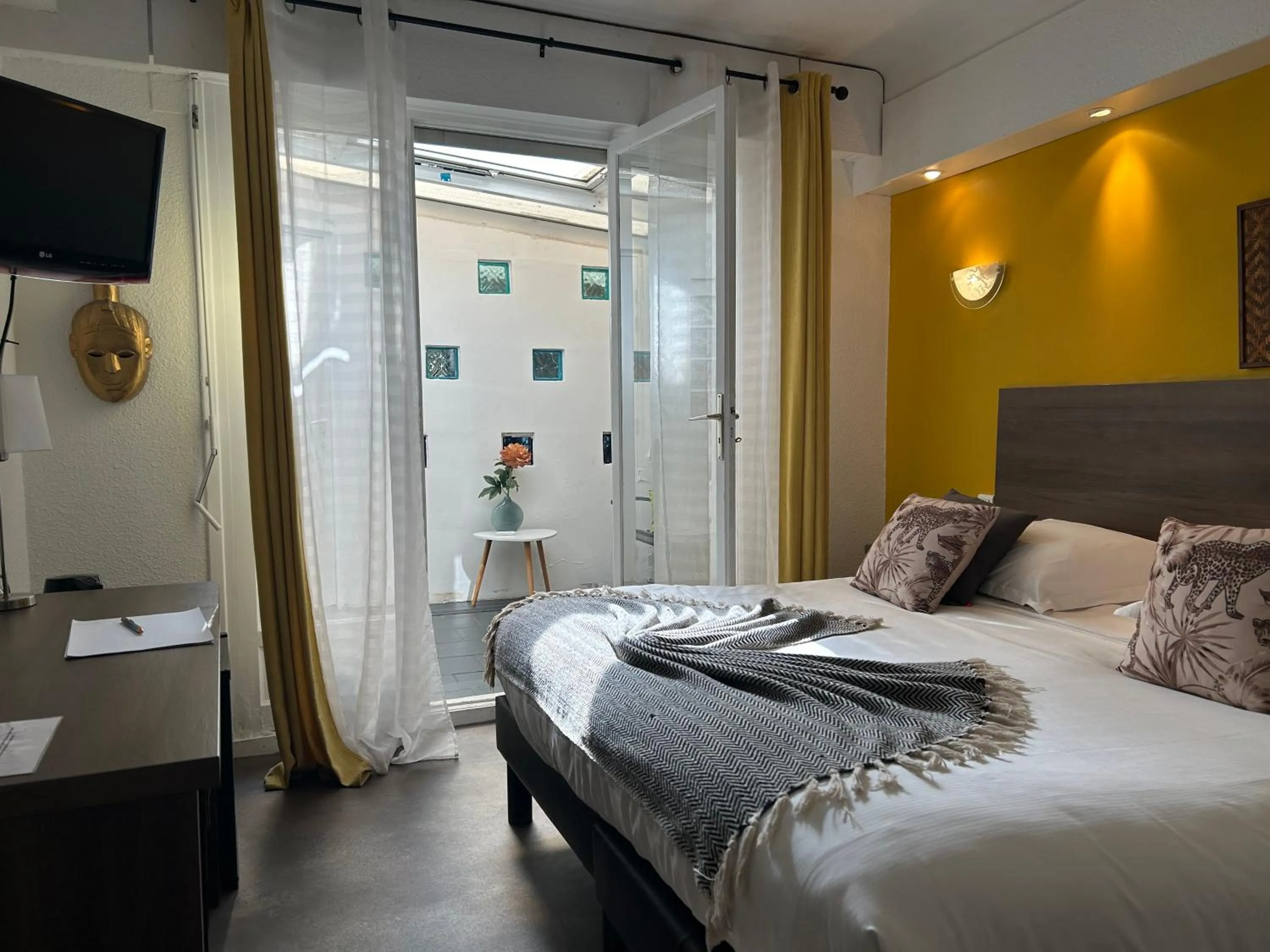 Bed in ATH hôtel Athénée