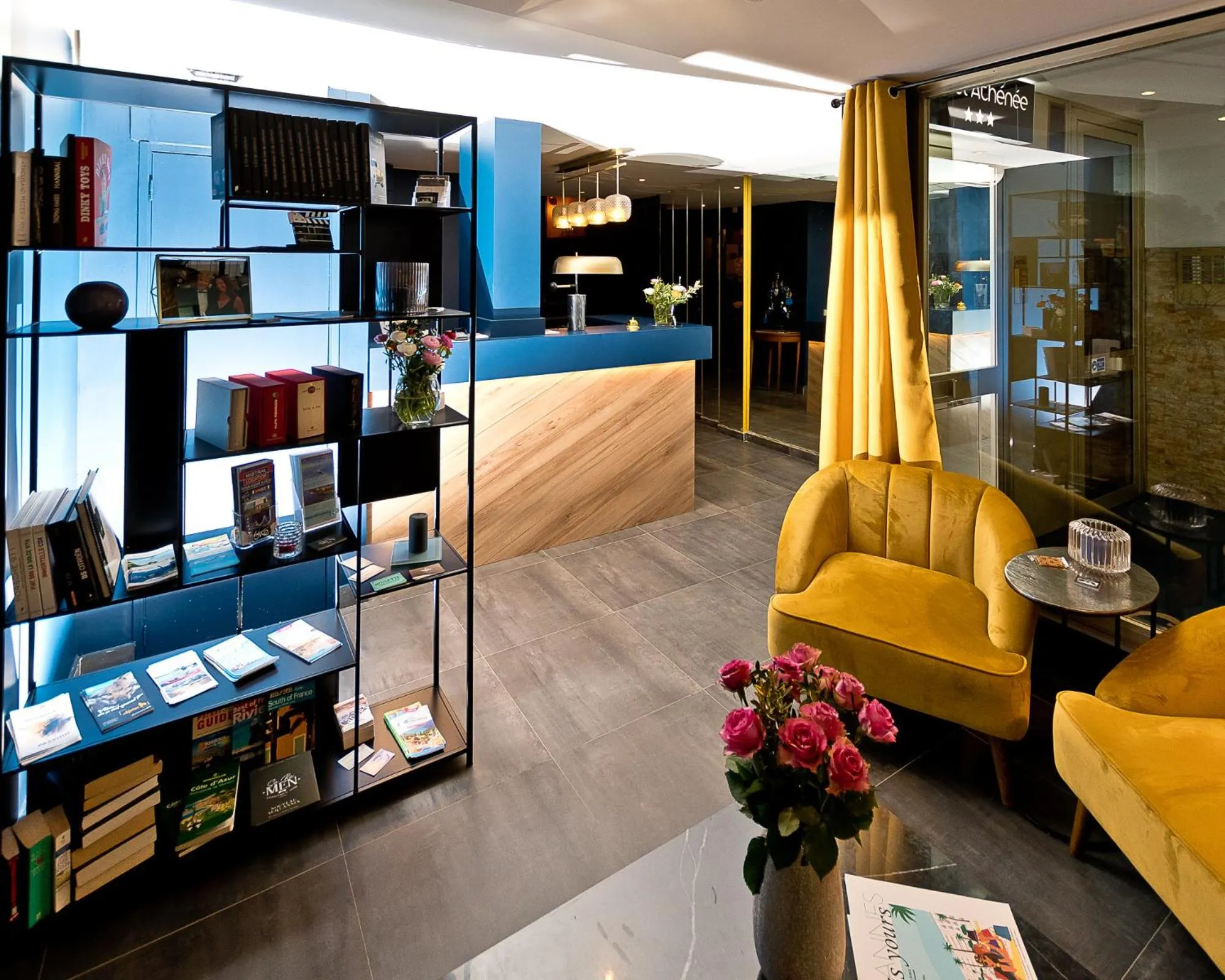 Communal lounge/ TV room in ATH hôtel Athénée