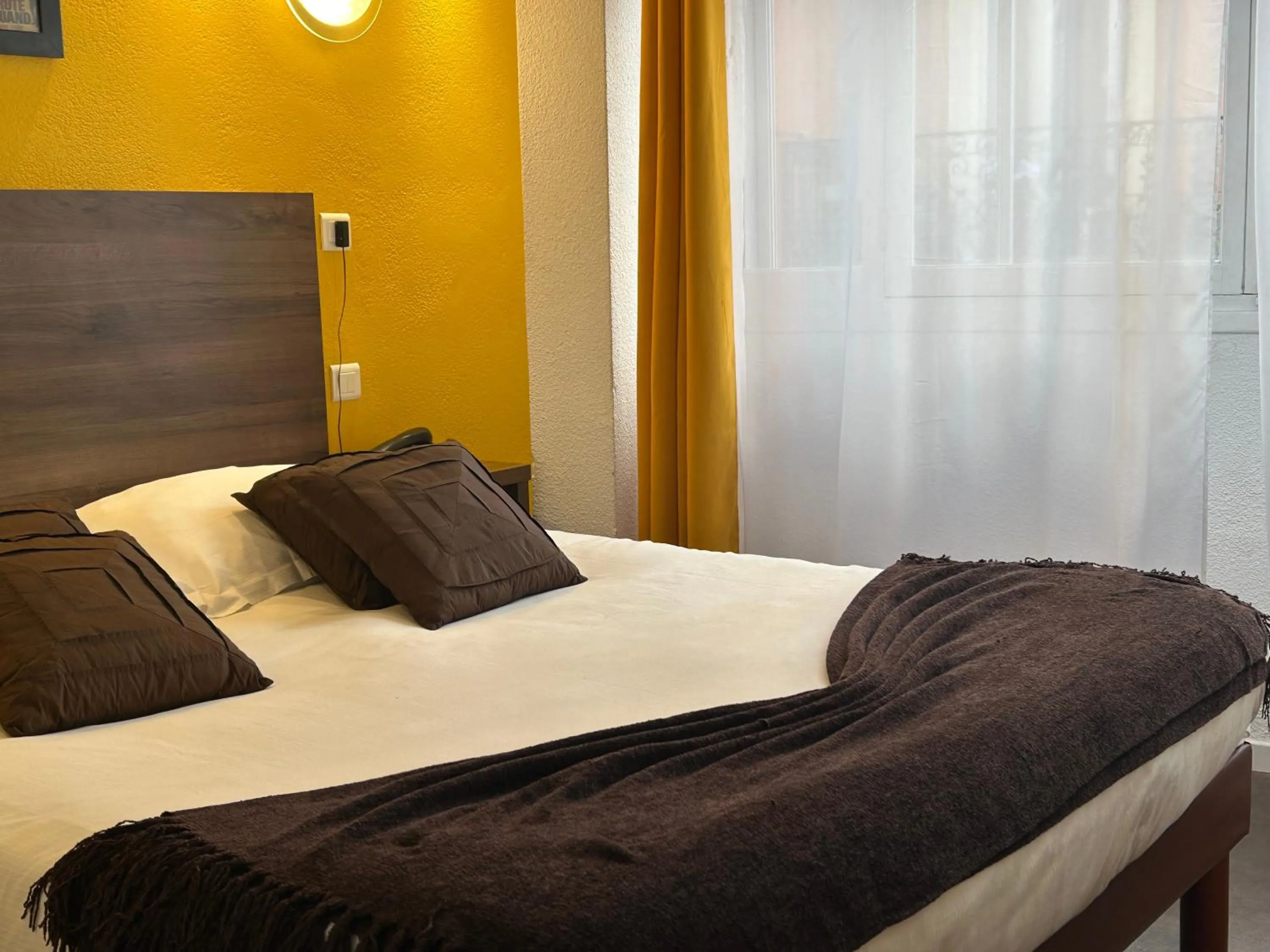 Bed in ATH hôtel Athénée