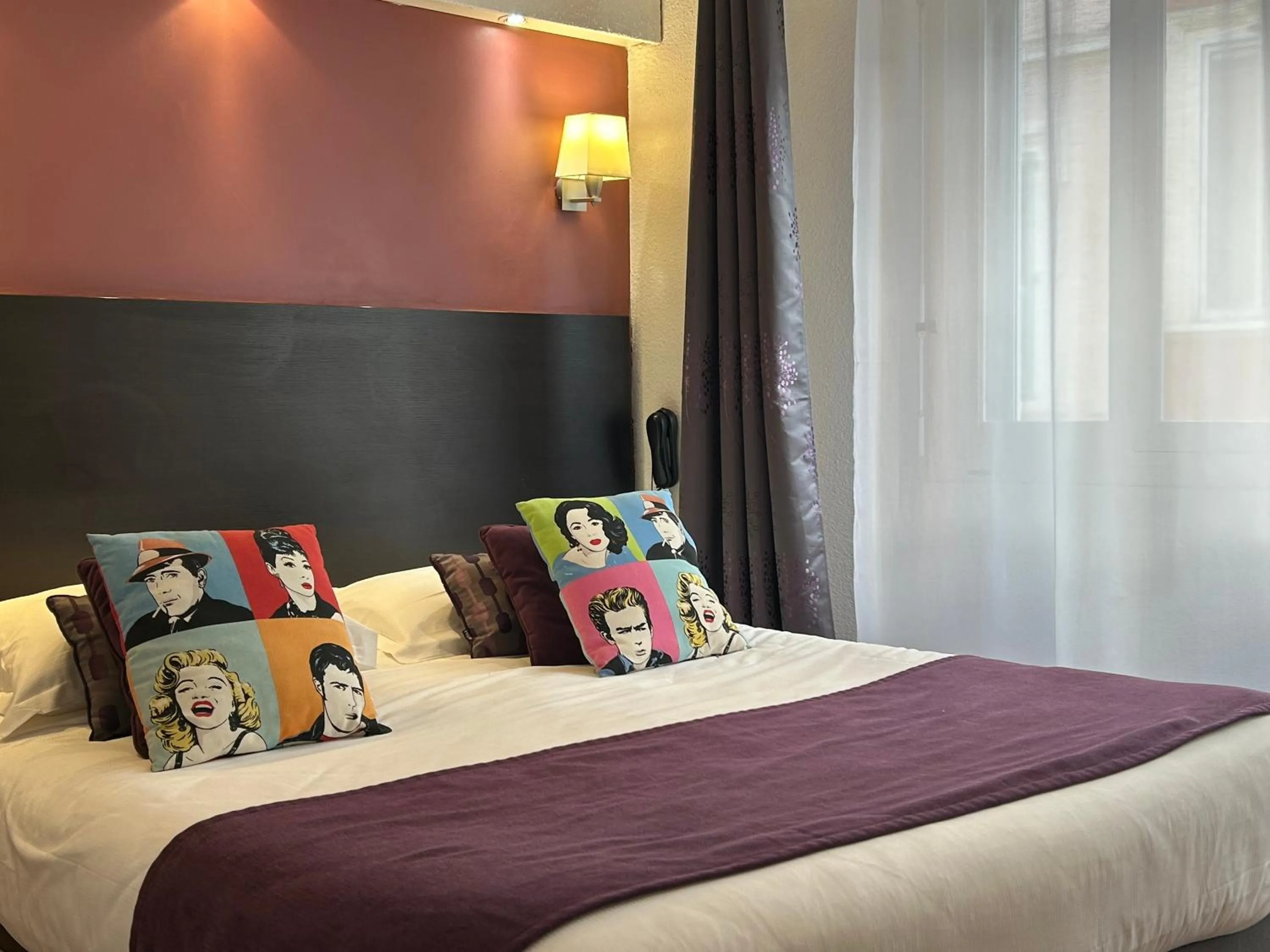 Bed in ATH hôtel Athénée