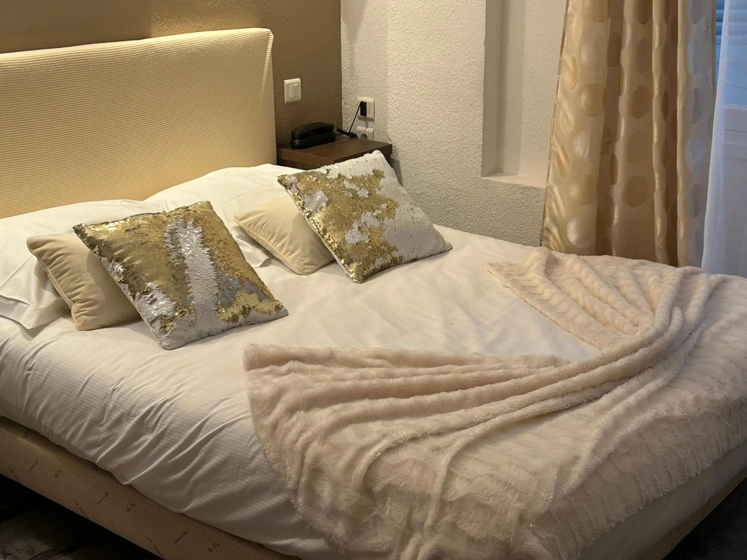 Bed in ATH hôtel Athénée