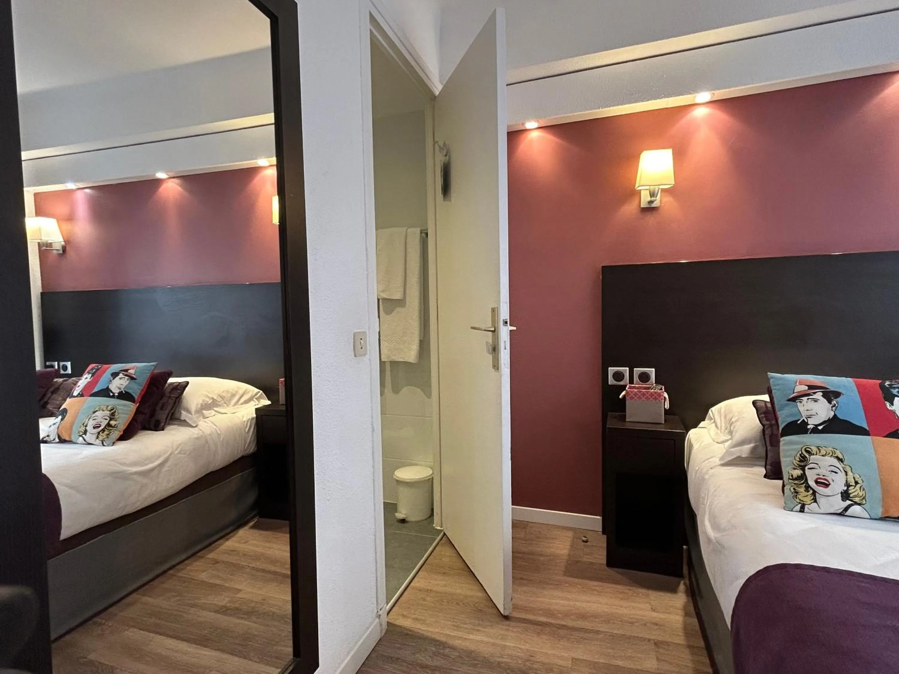 Bed in ATH hôtel Athénée