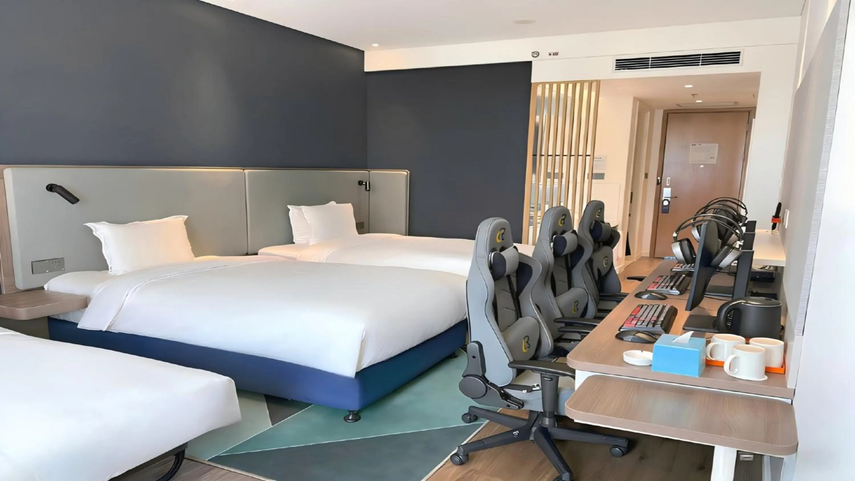 Photo of the whole room, Bed in Holiday Inn Express Qingdao Chengyang Central by IHG