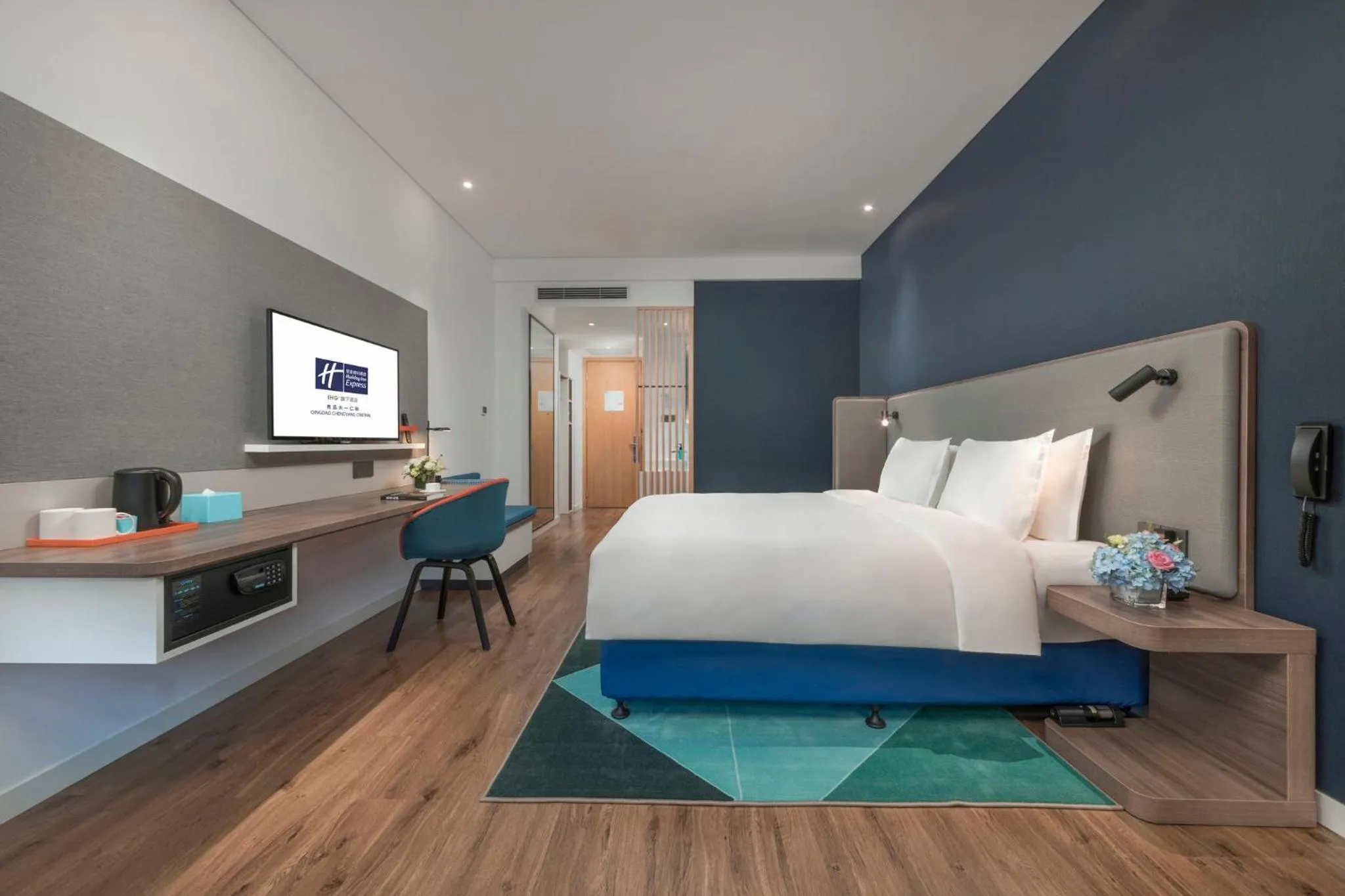 Photo of the whole room, Bed in Holiday Inn Express Qingdao Chengyang Central by IHG