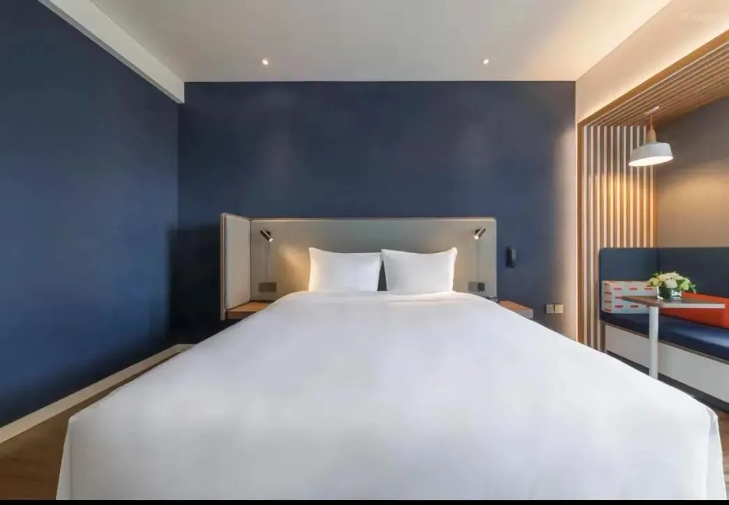 Bed in Holiday Inn Express Qingdao Chengyang Central by IHG